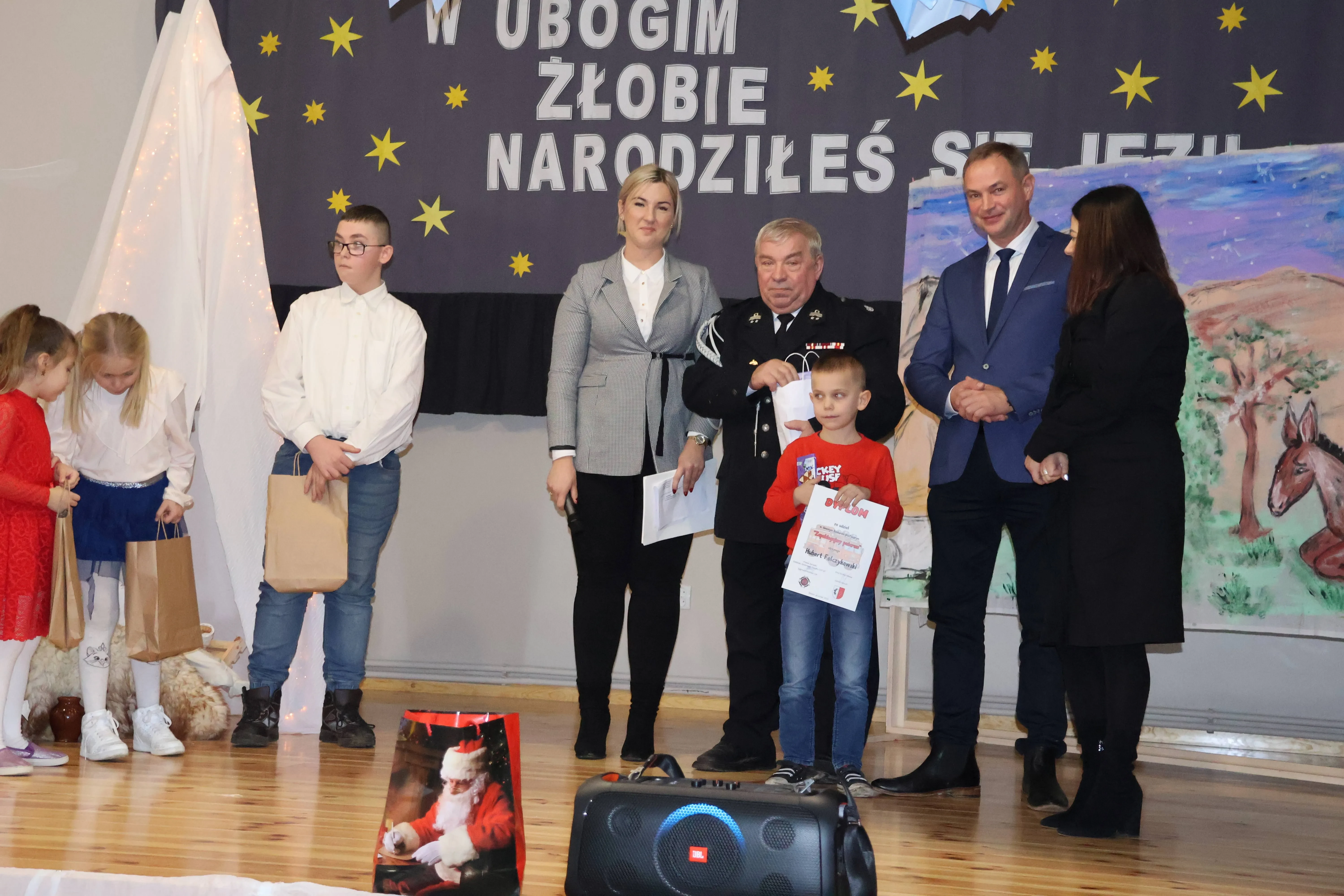 wręczenie nagród, chłopak z nagrodą