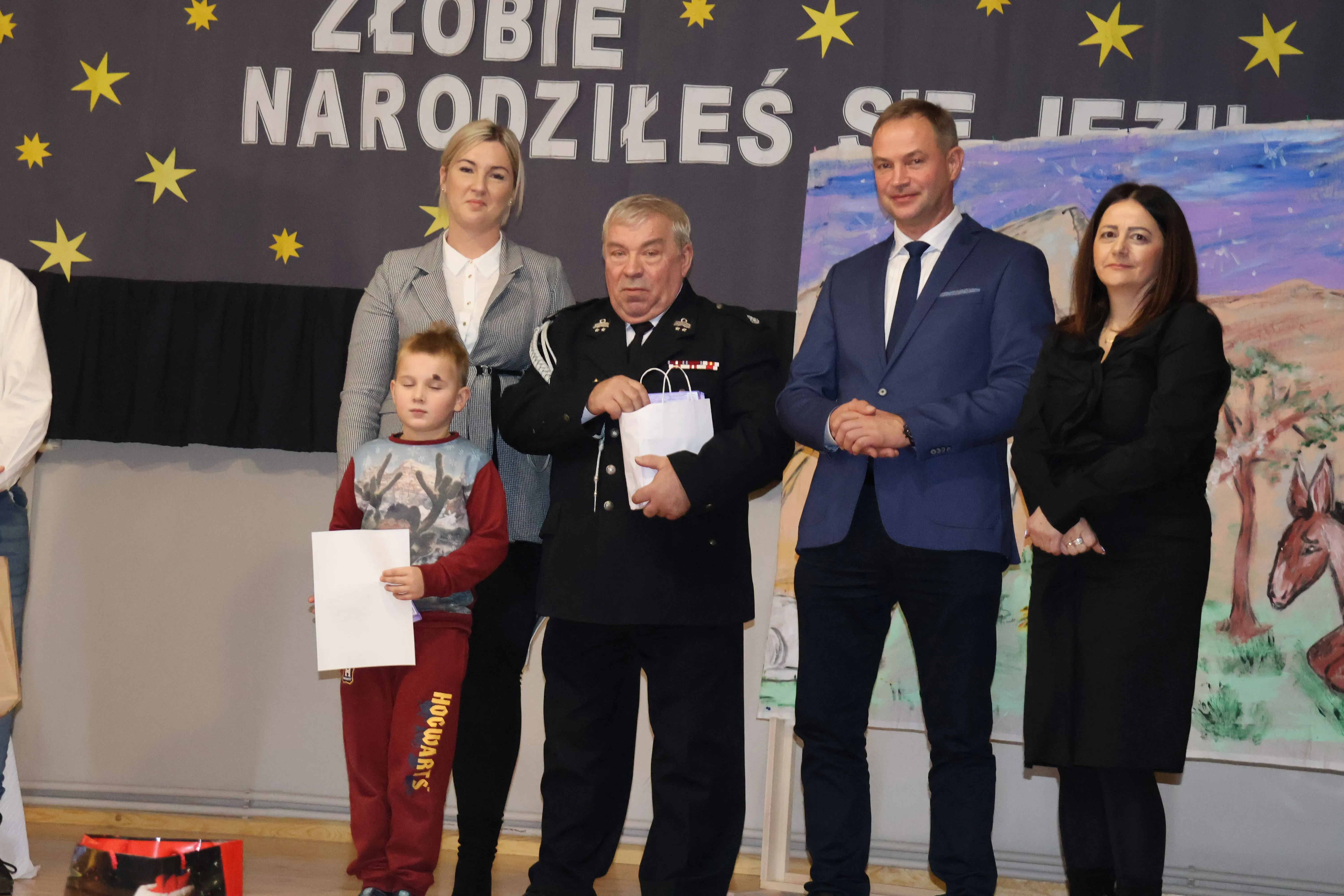wręczenie nagród, chłopak z nagrodą