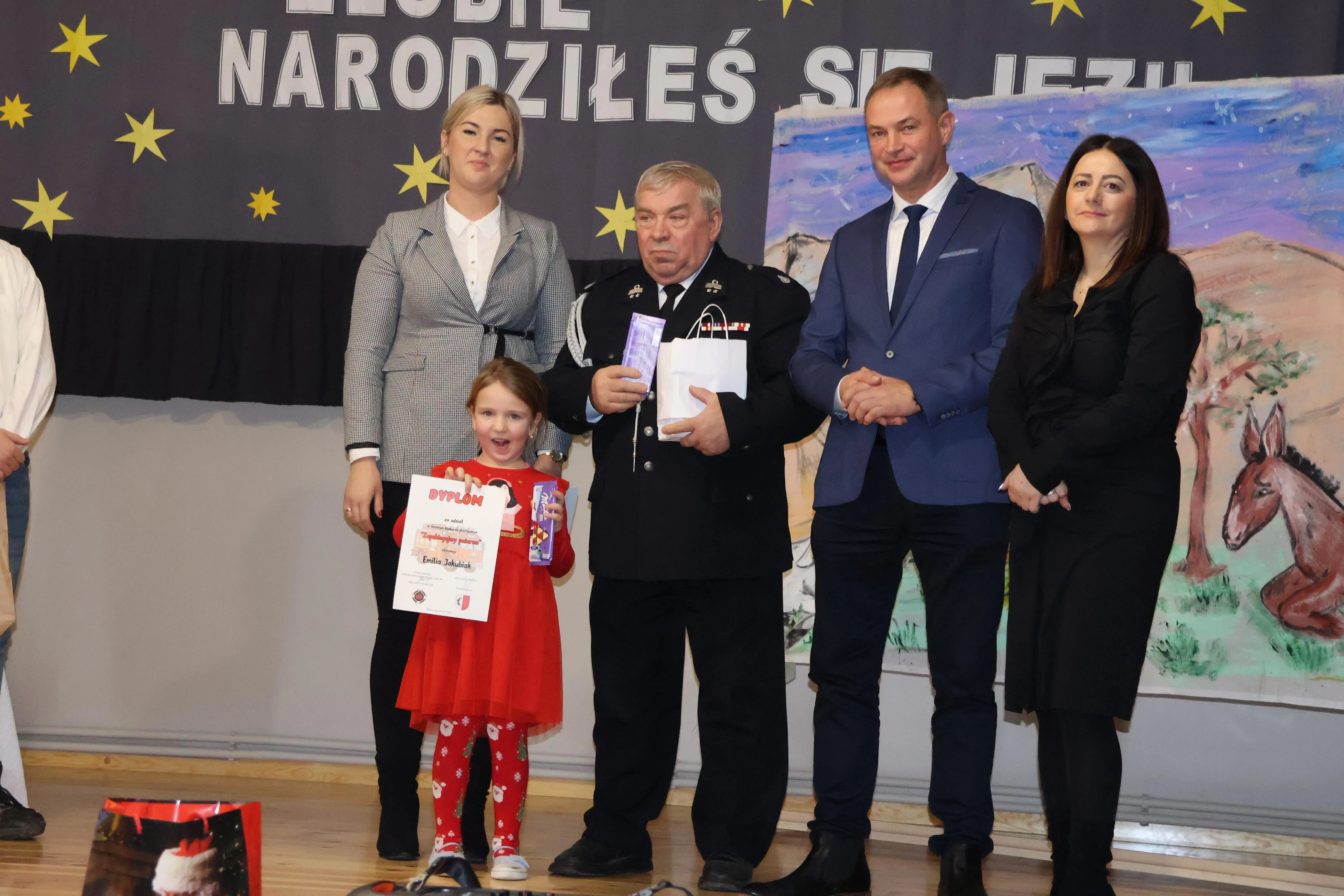 wręczenie nagród, chłopak z nagrodą