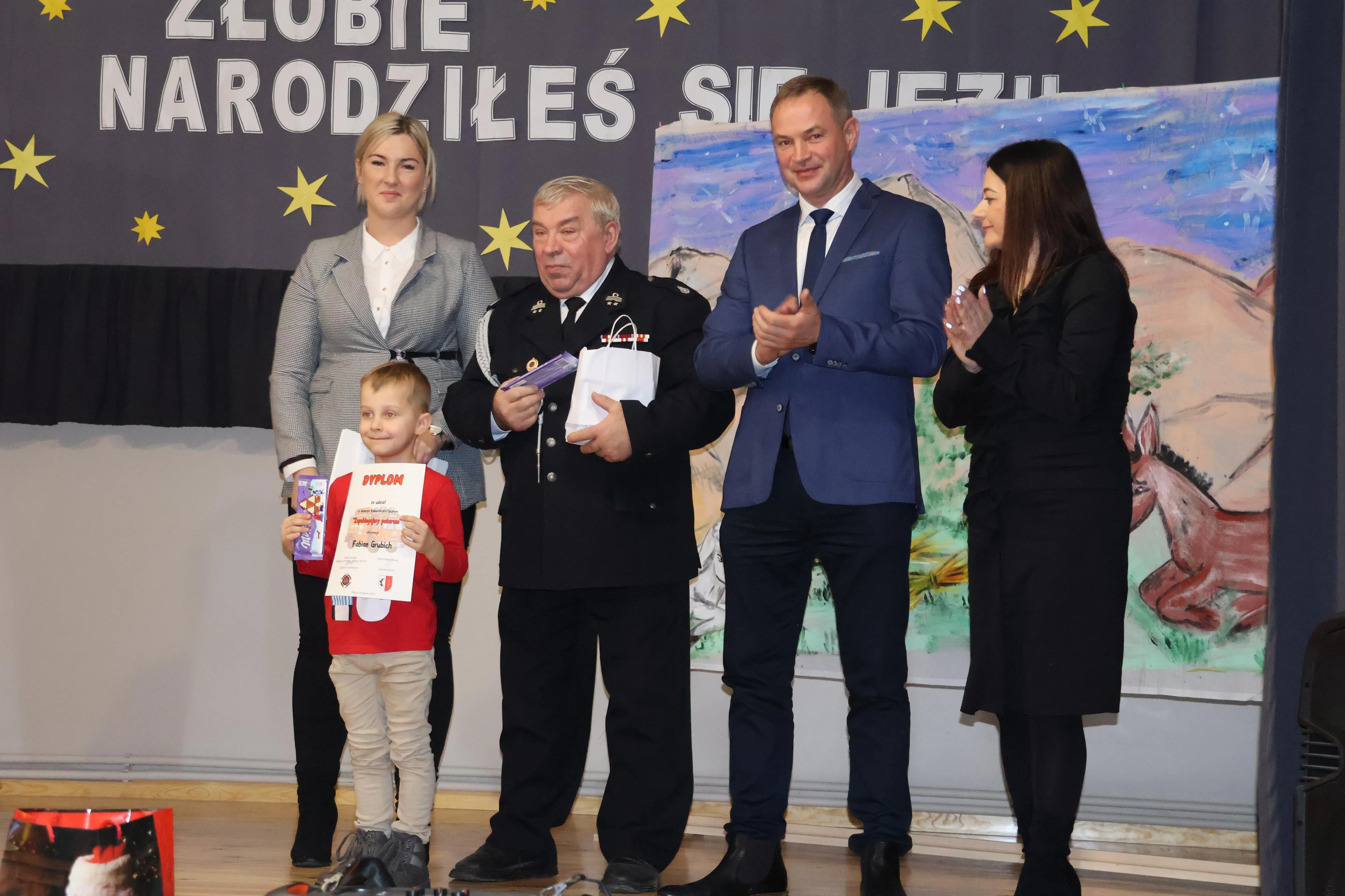 wręczenie nagród, chłopak z nagrodą
