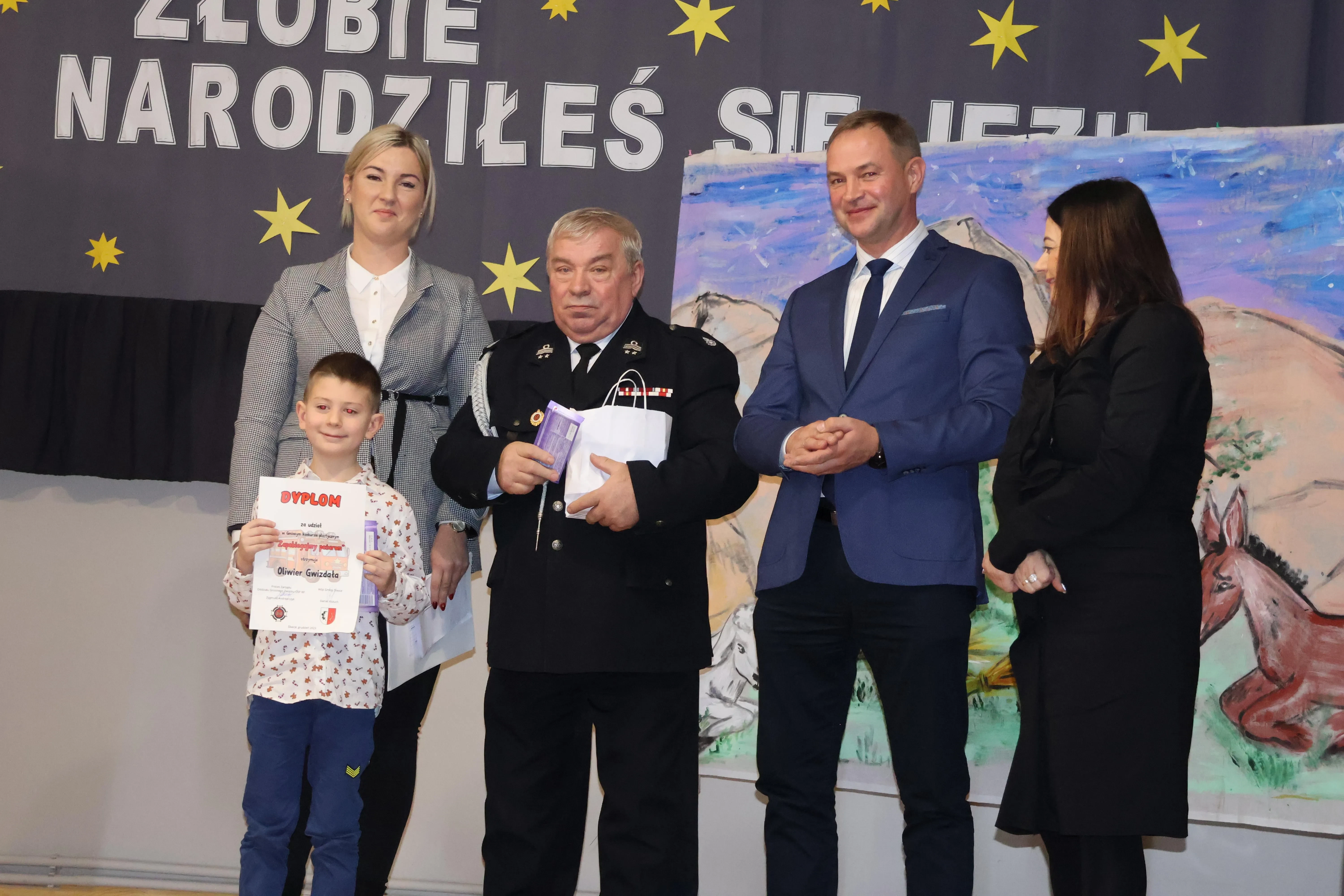 wręczenie nagród, chłopak z nagrodą