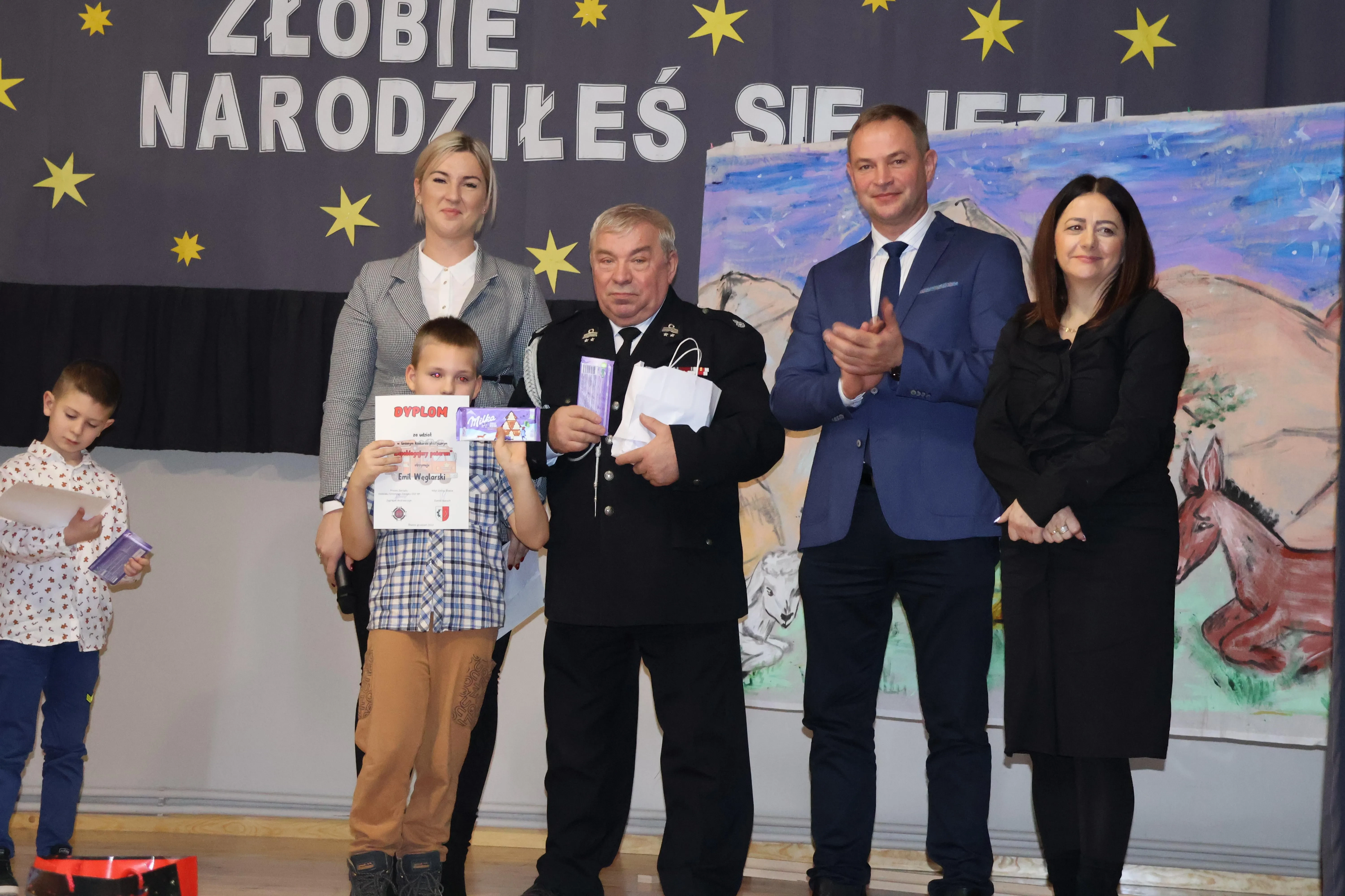 wręczenie nagród, chłopak z nagrodą