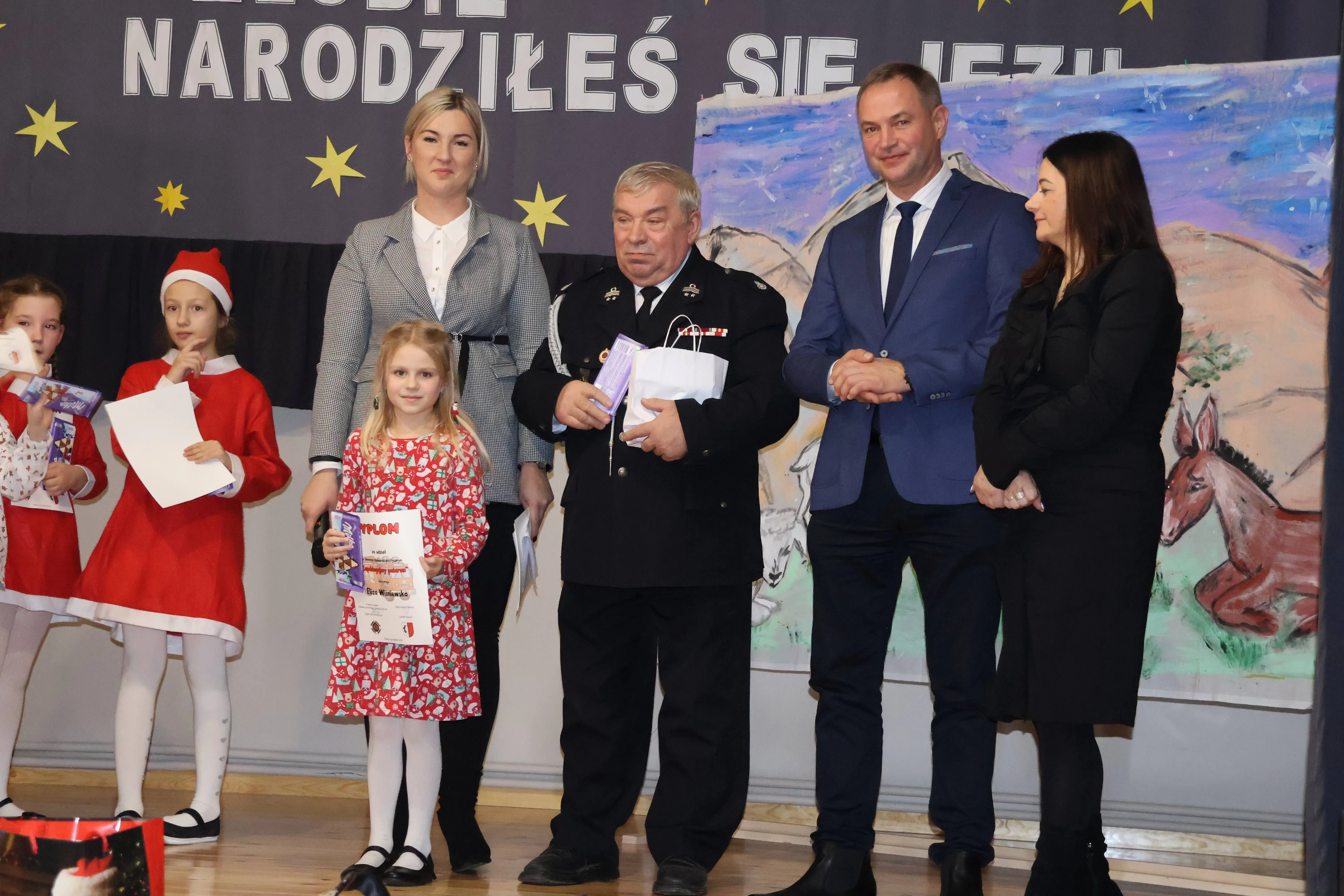 wręczenie nagród, dziewczynka z nagrodą
