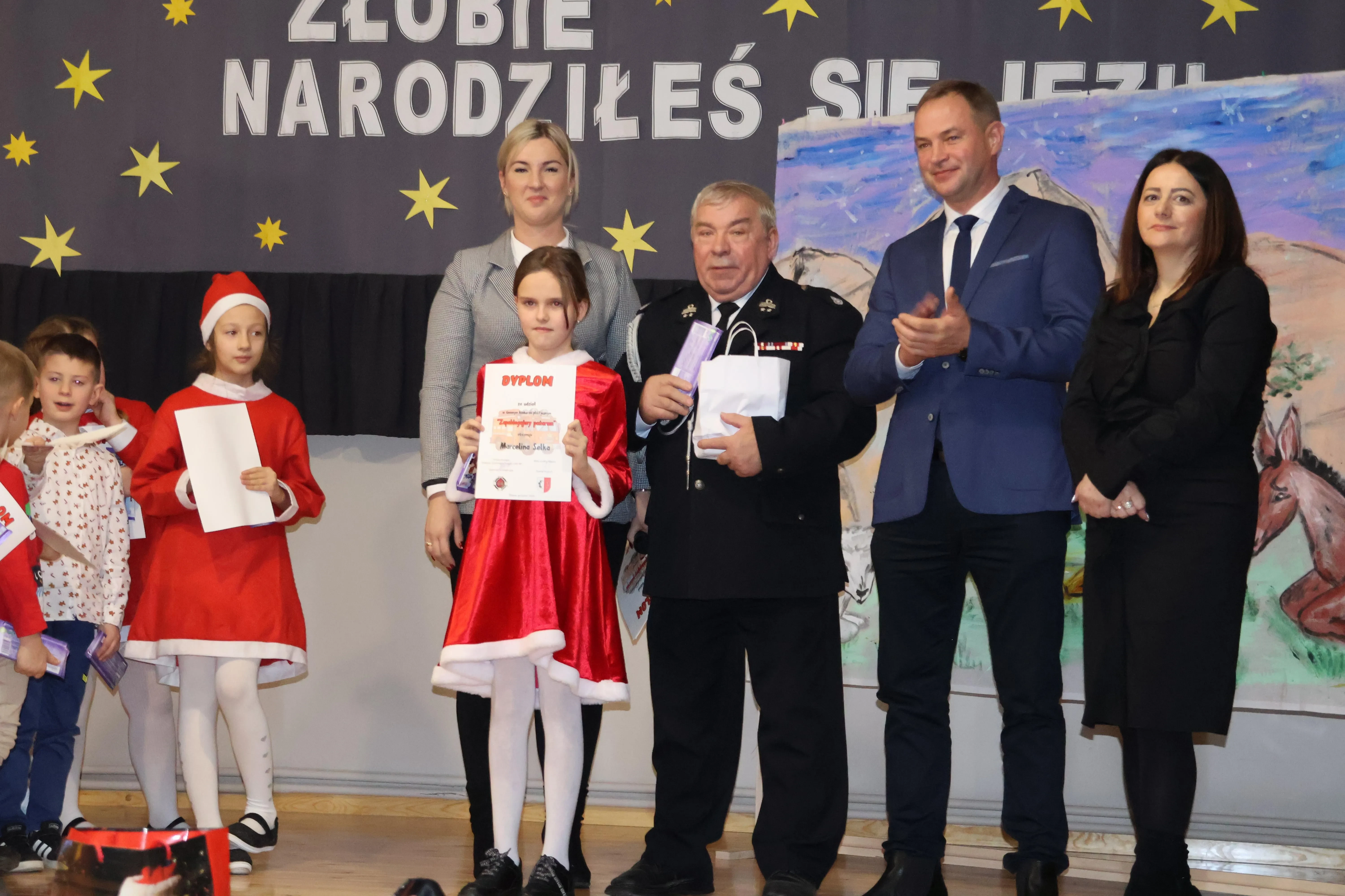 wręczenie nagród, dziewczynka z nagrodą