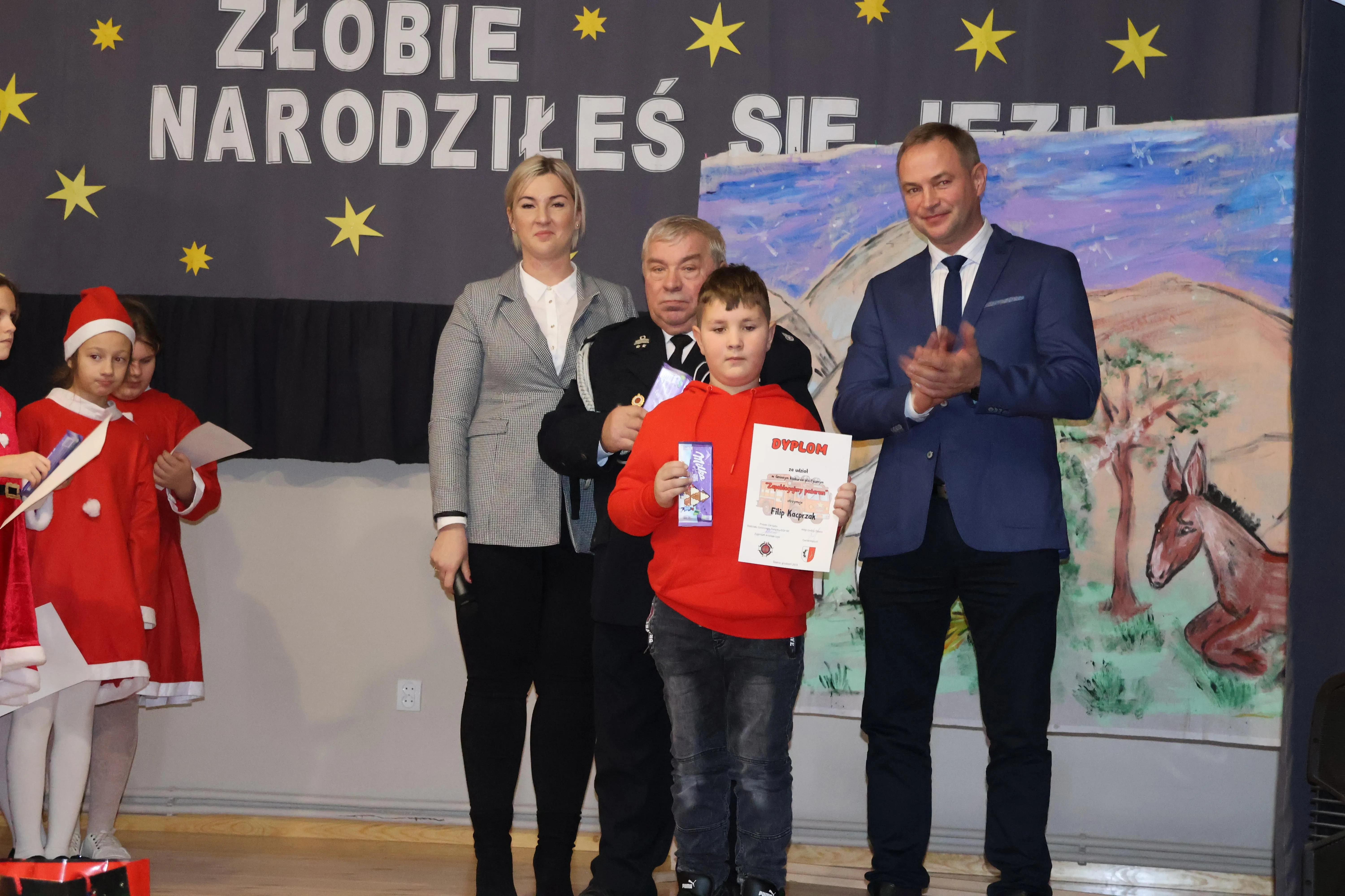 wręczenie nagród, chłopak z nagrodą