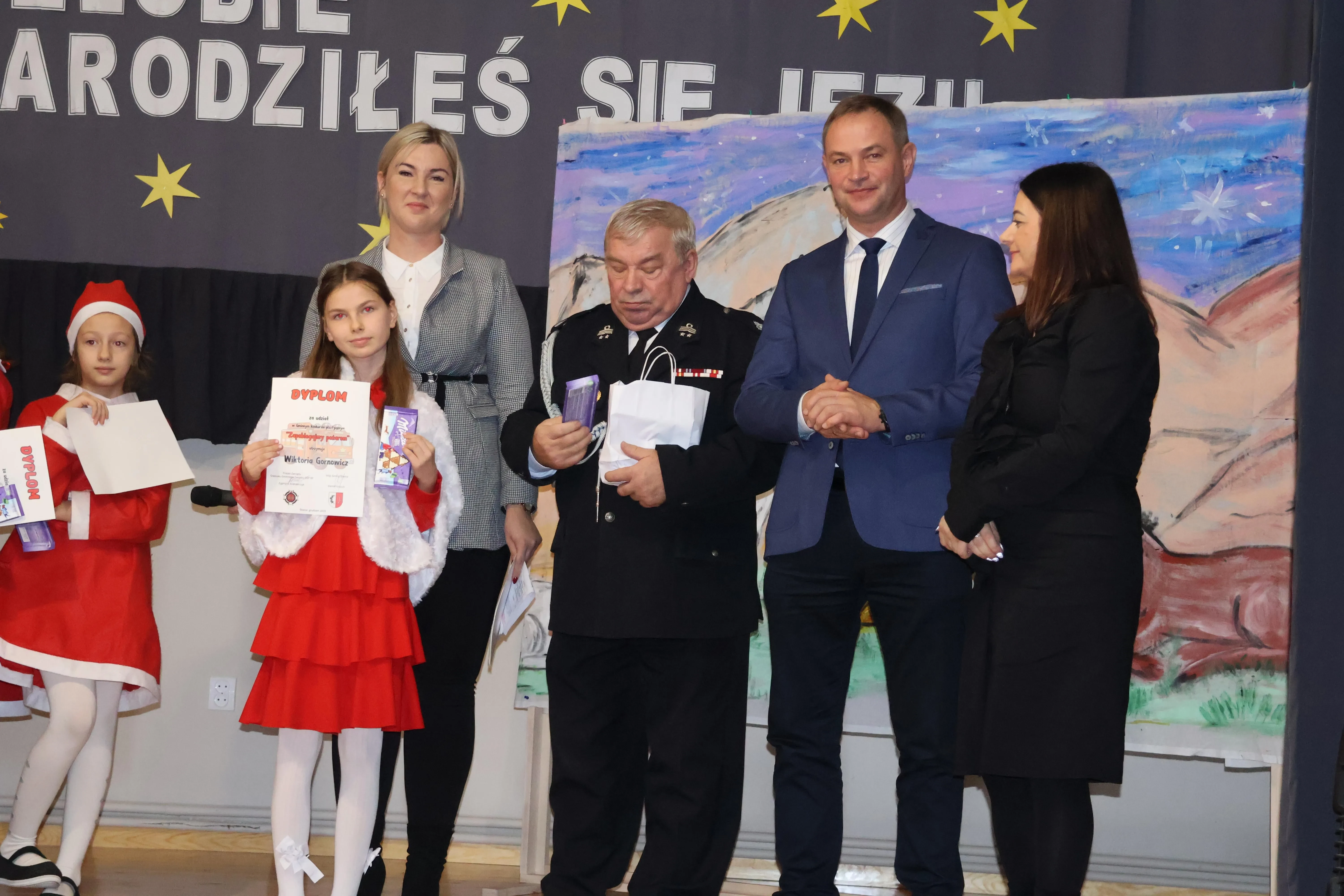 wręczenie nagród, dziewczynka z nagrodą