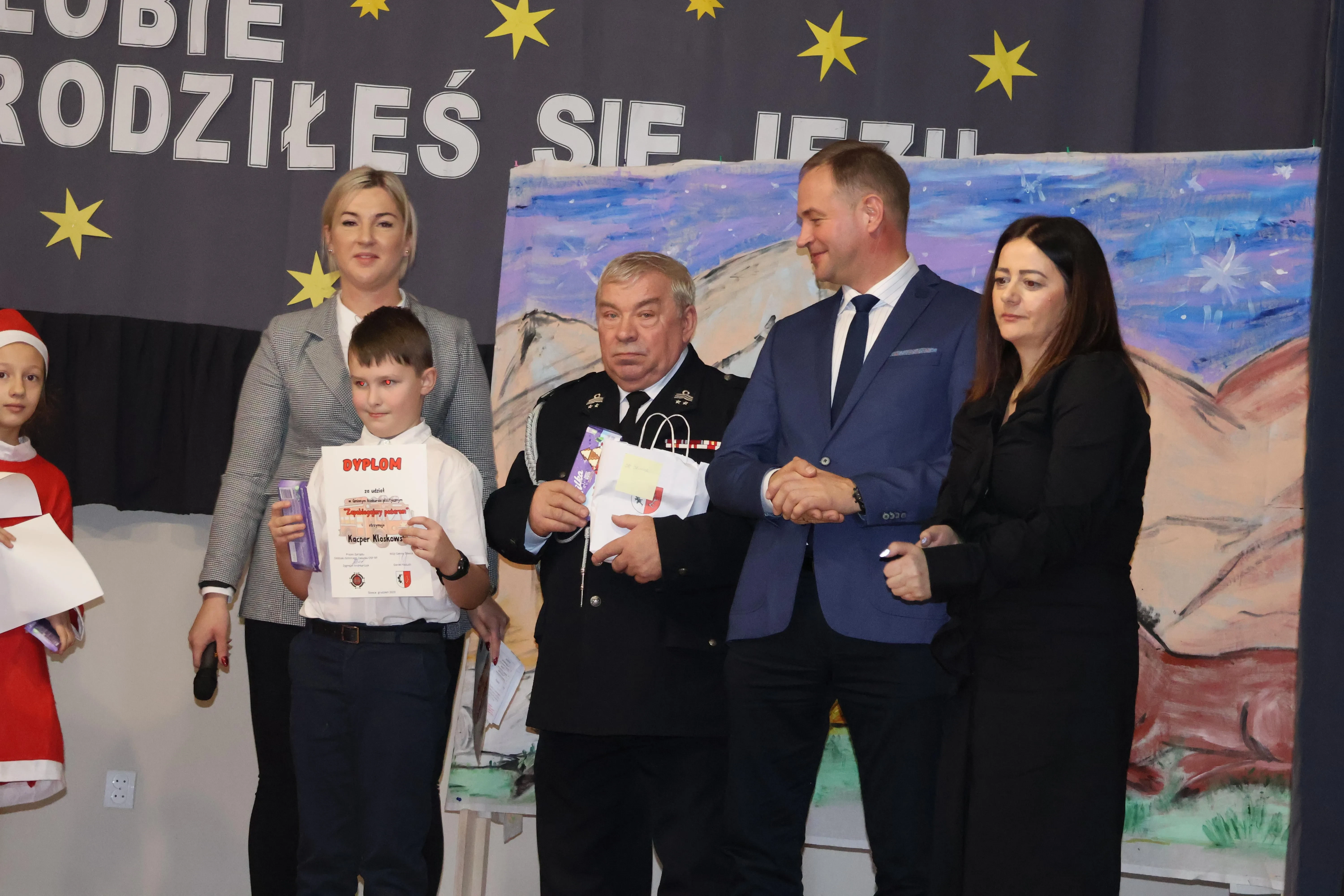 wręczenie nagród, chłopak z nagrodą