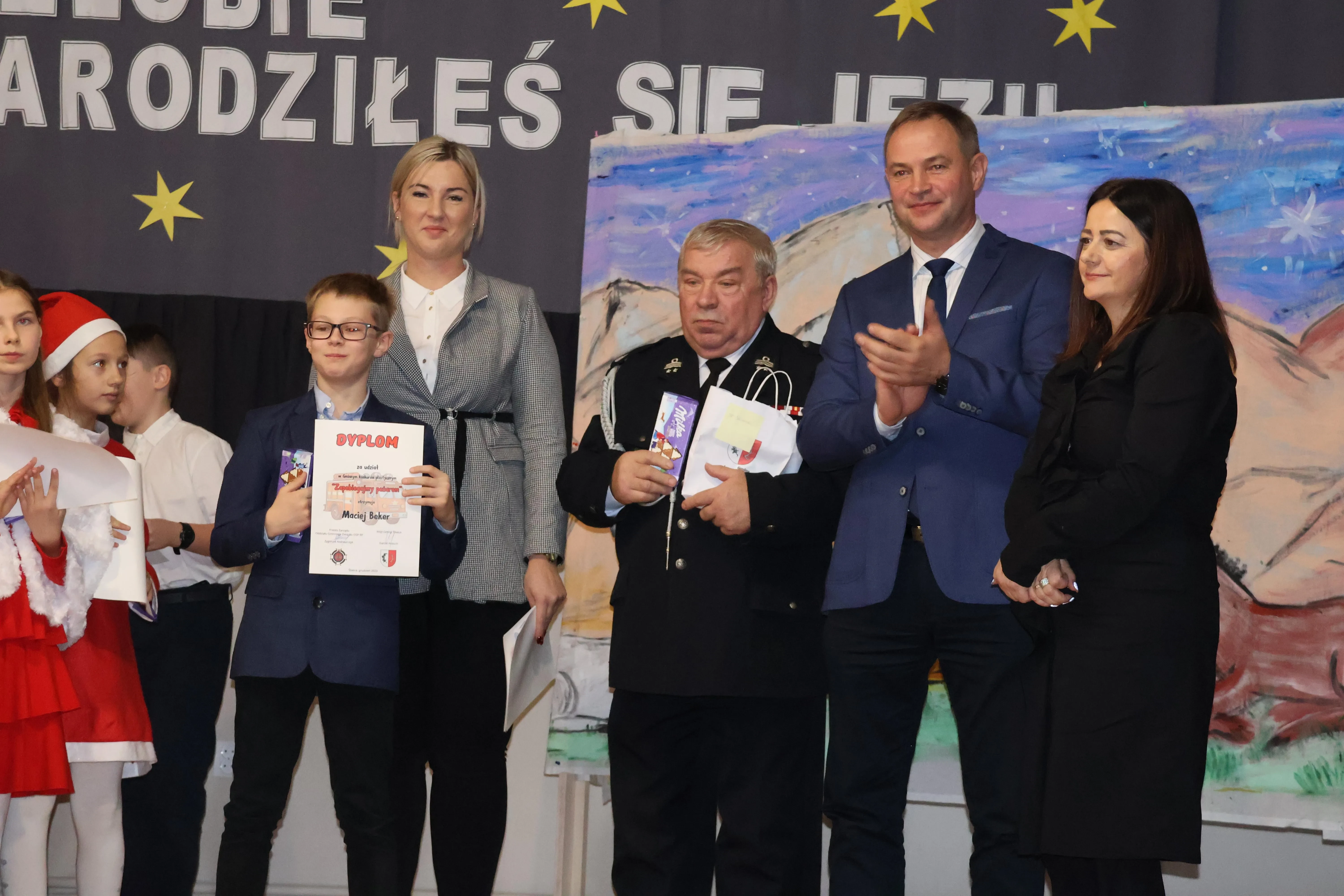 wręczenie nagród, chłopak z nagrodą