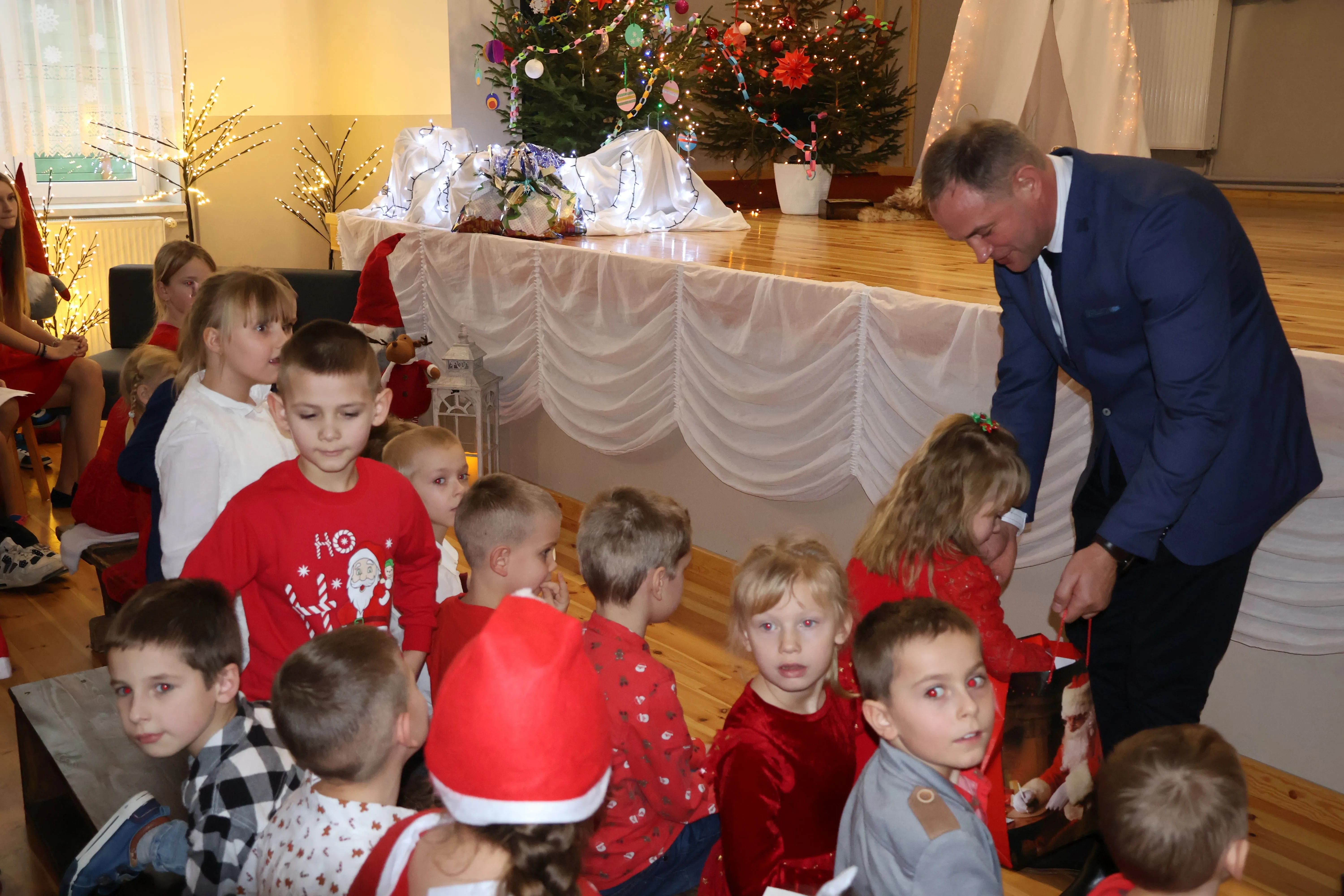 wręczanie prezentów mikołaj
