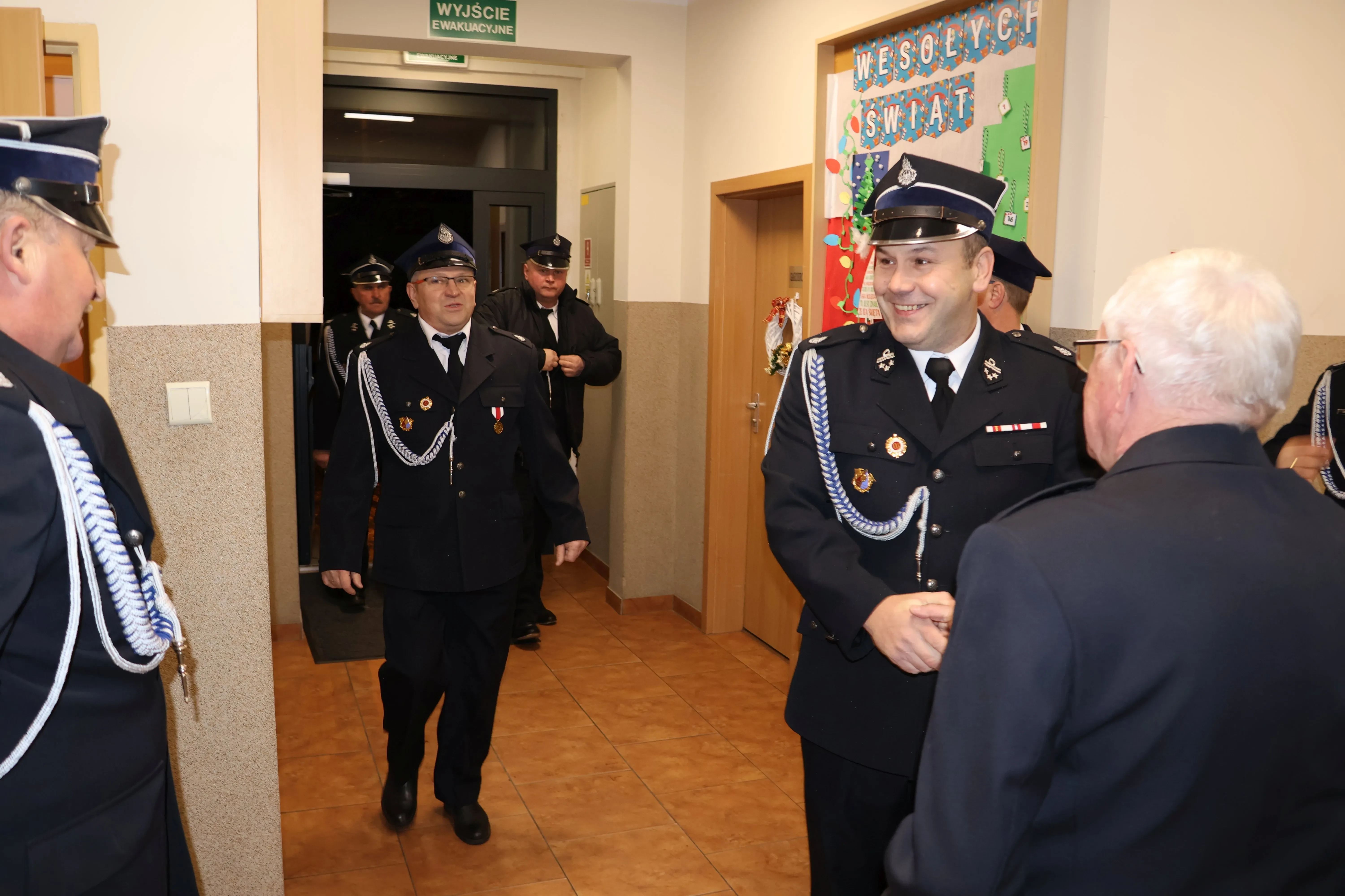 druhowie wchodzą na sale