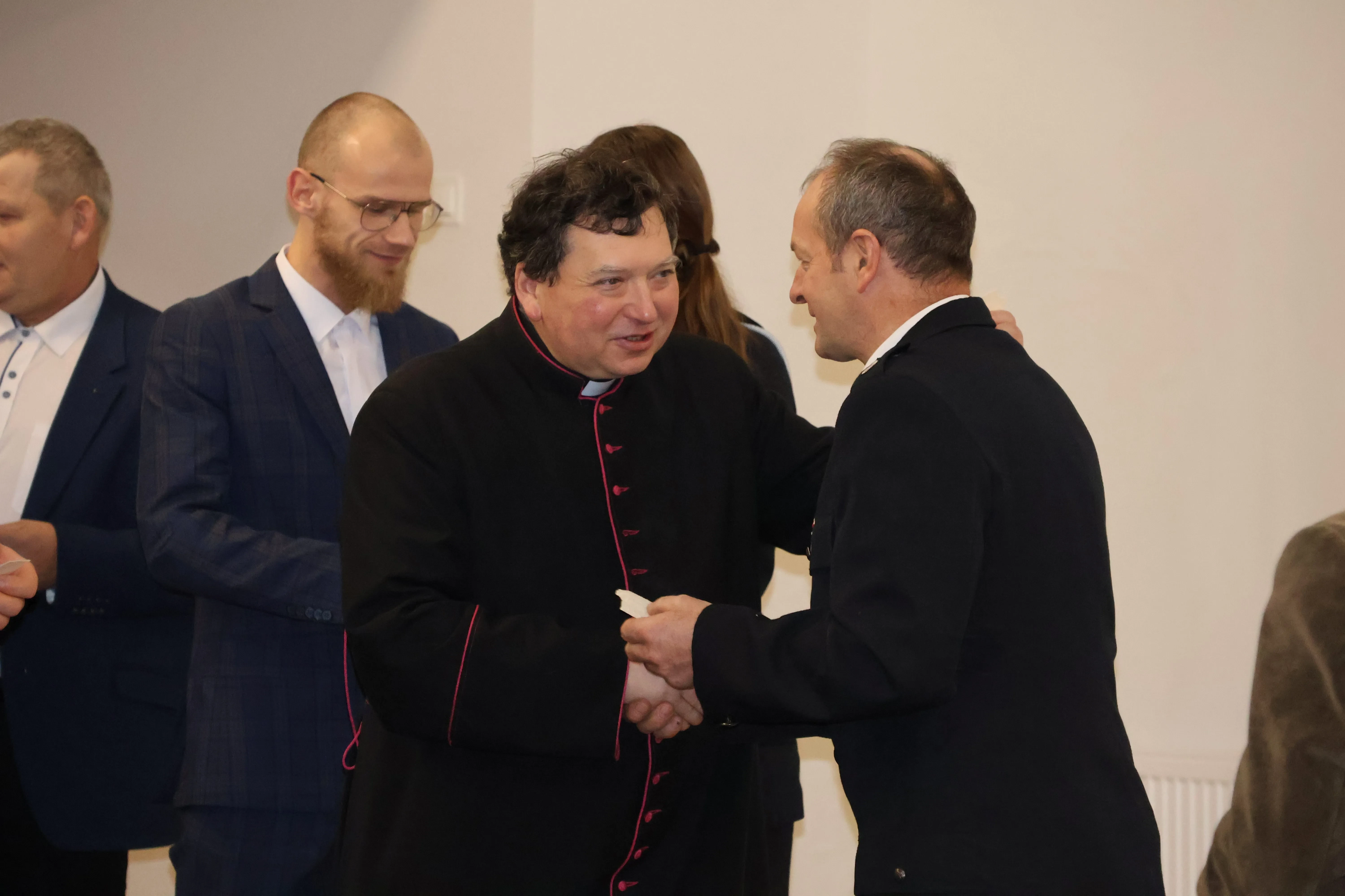 druhowie dzielą się opłatkiem