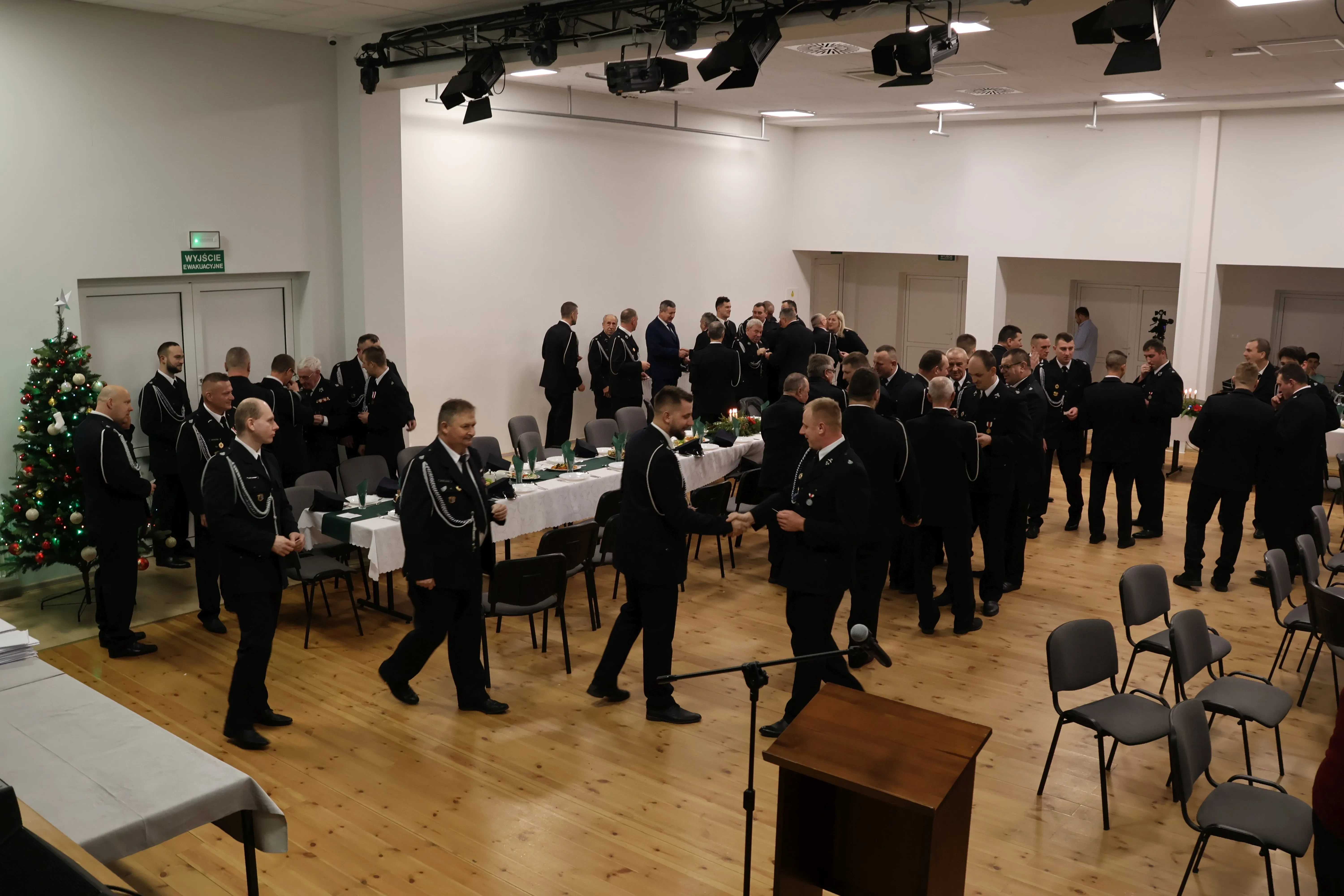druhowie dzielą się opłatkiem
