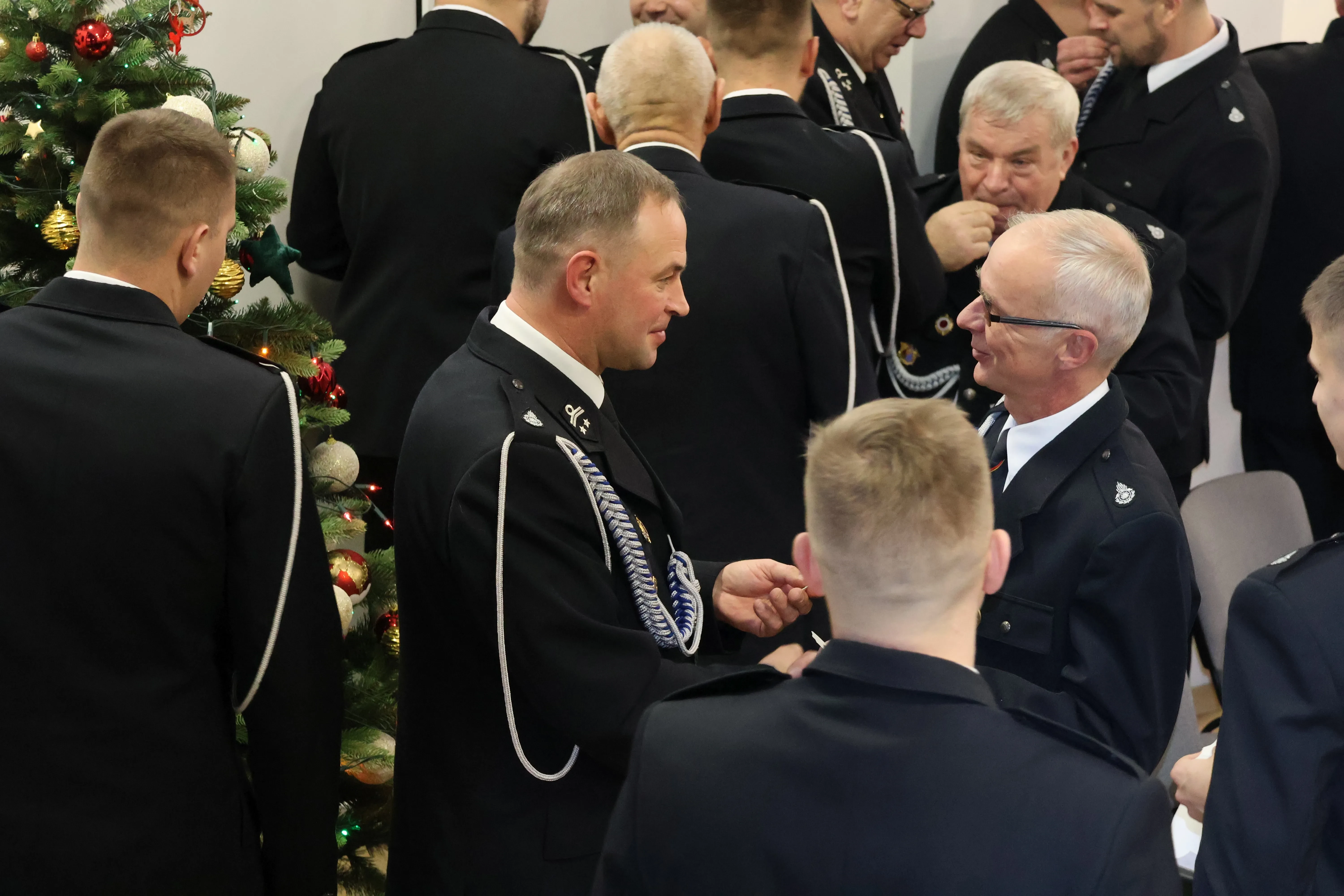 druhowie dzielą się opłatkiem