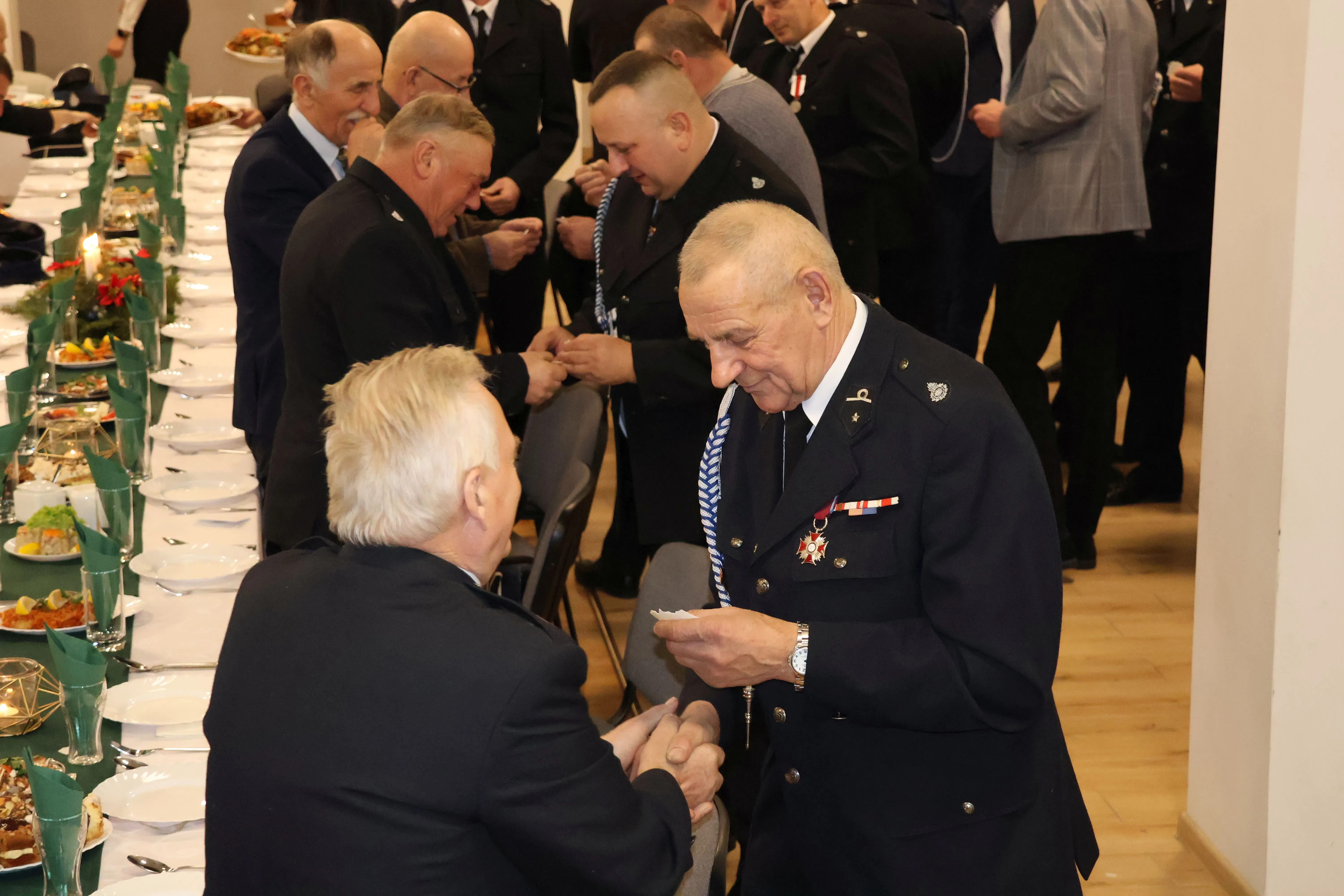 druhowie dzielą się opłatkiem