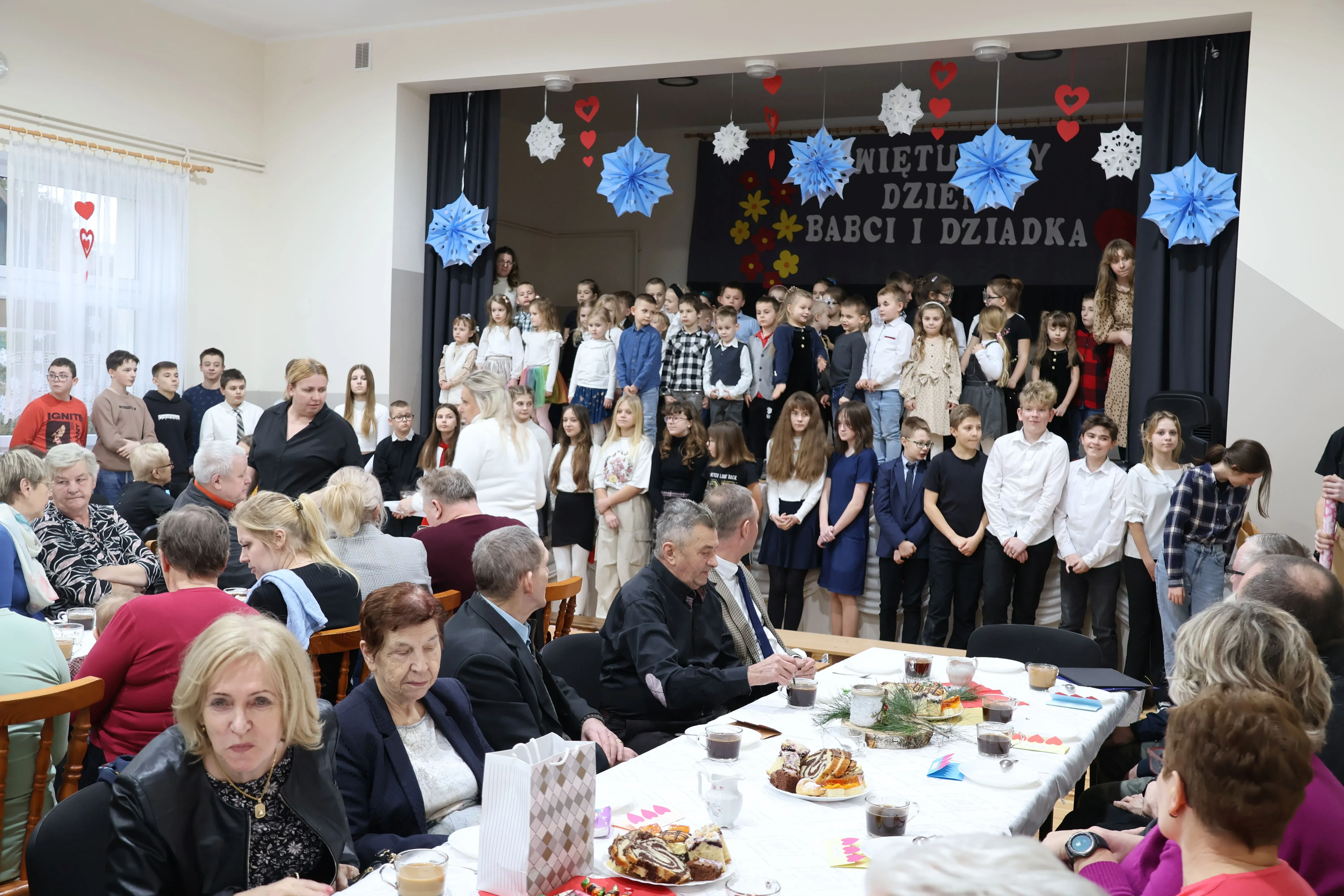 zdjęcie grupowe wszystkich uczniów
