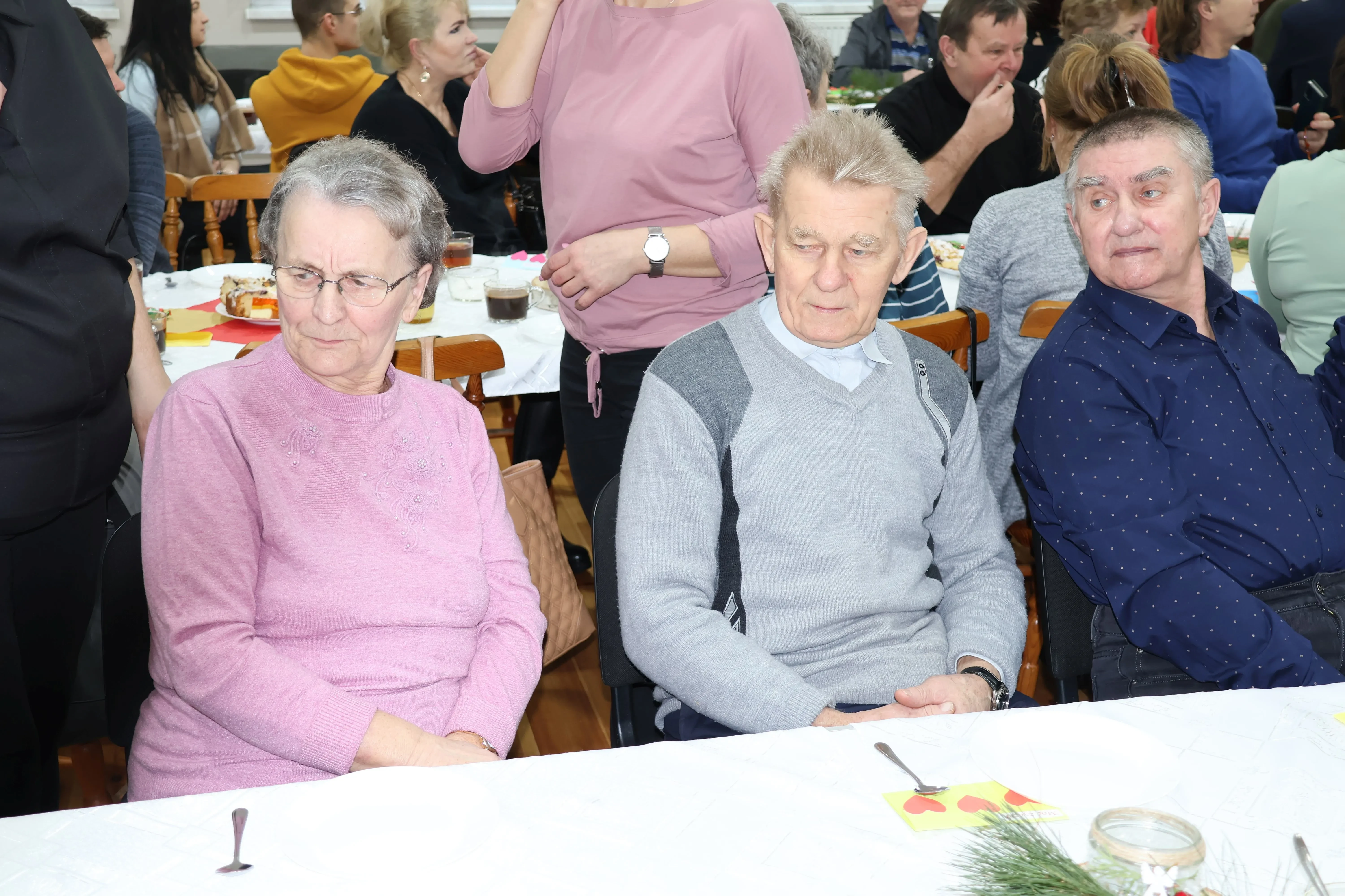 seniorzy oglądają