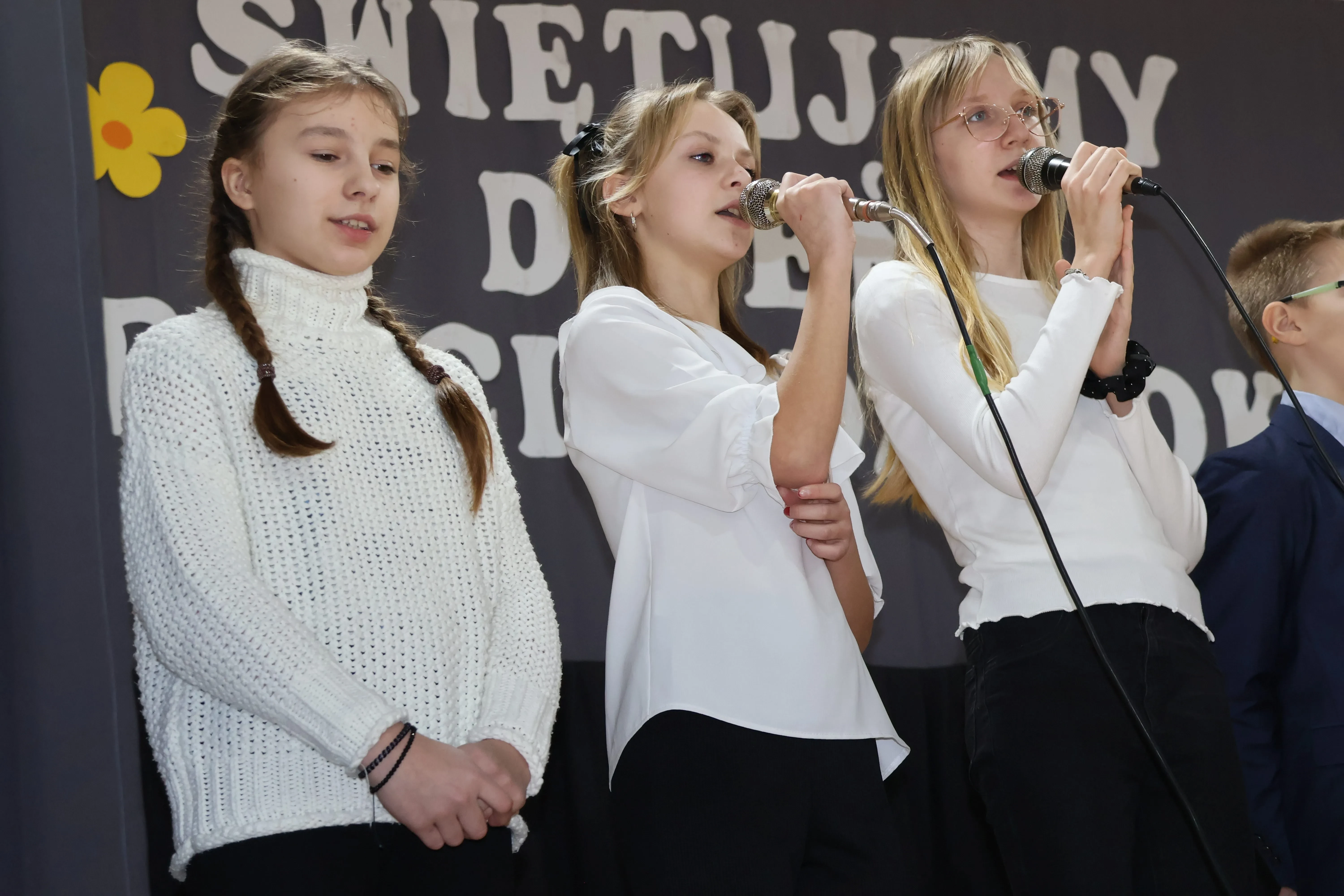 trojka dziewczyn śpiewa