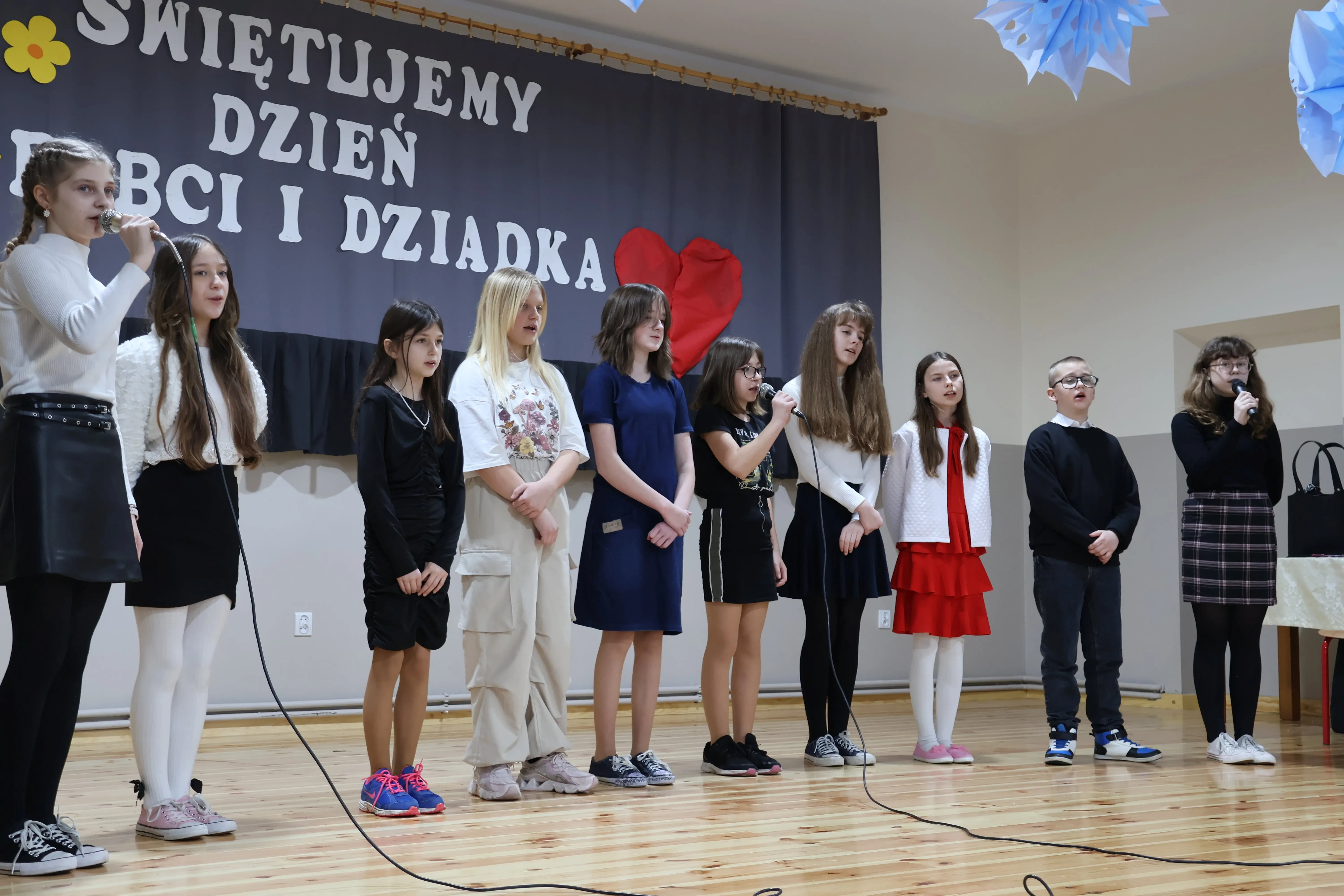 dzieci śpiewają na scenie