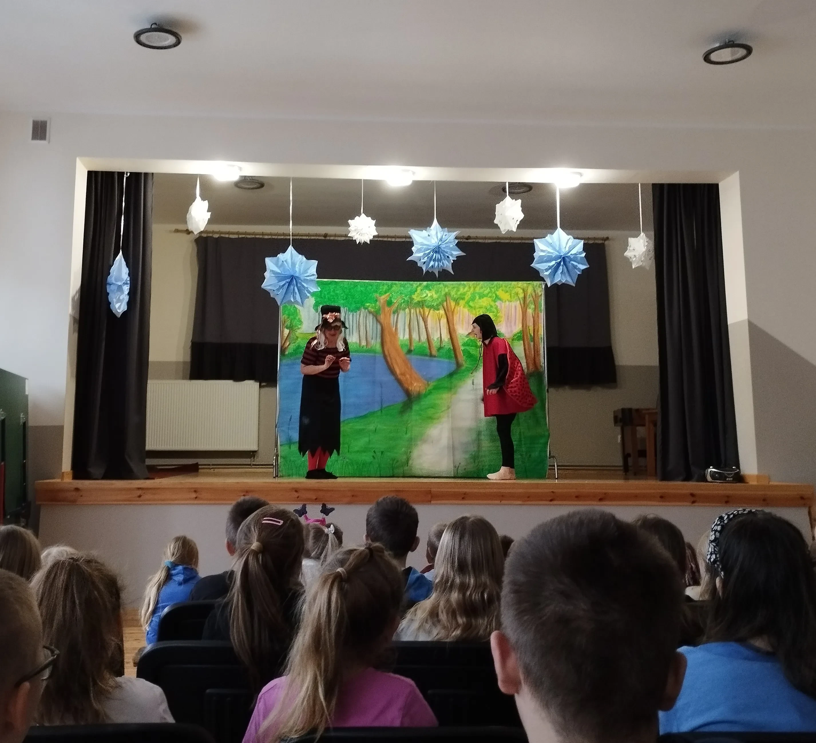 dwie aktorki na scenie