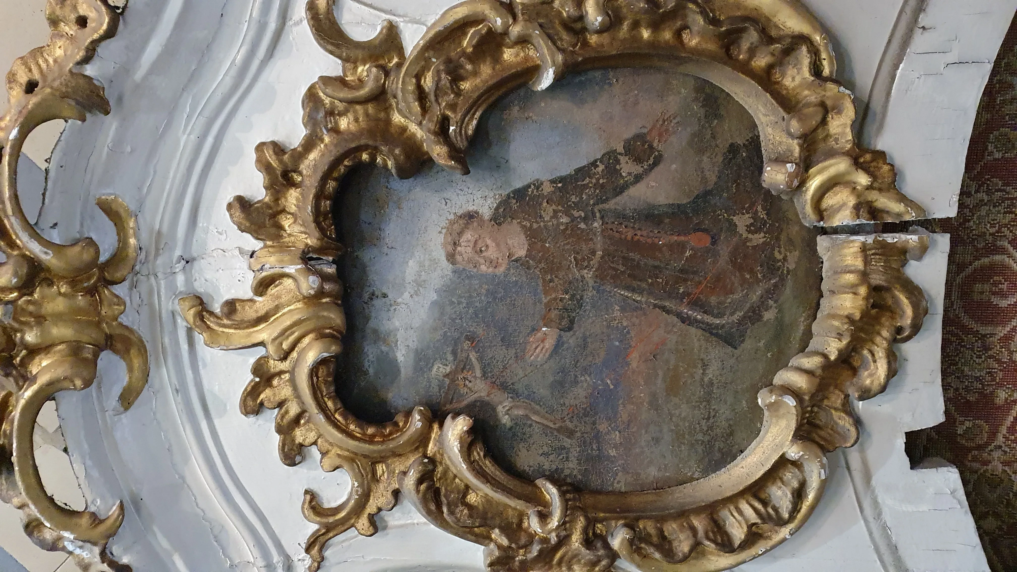 zniszczony obraz w ramie