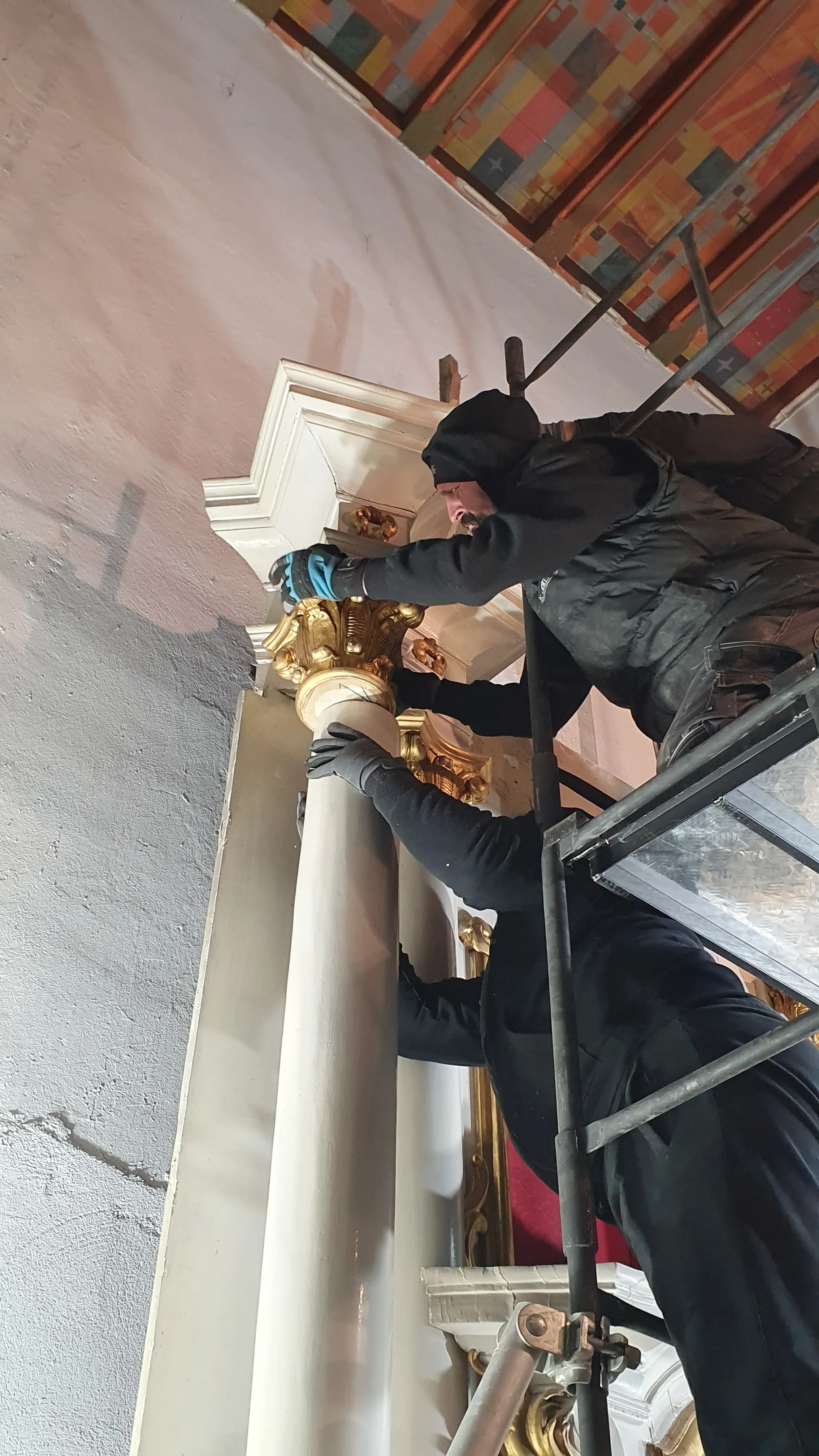 demontaż kolumn ołtarza bocznego