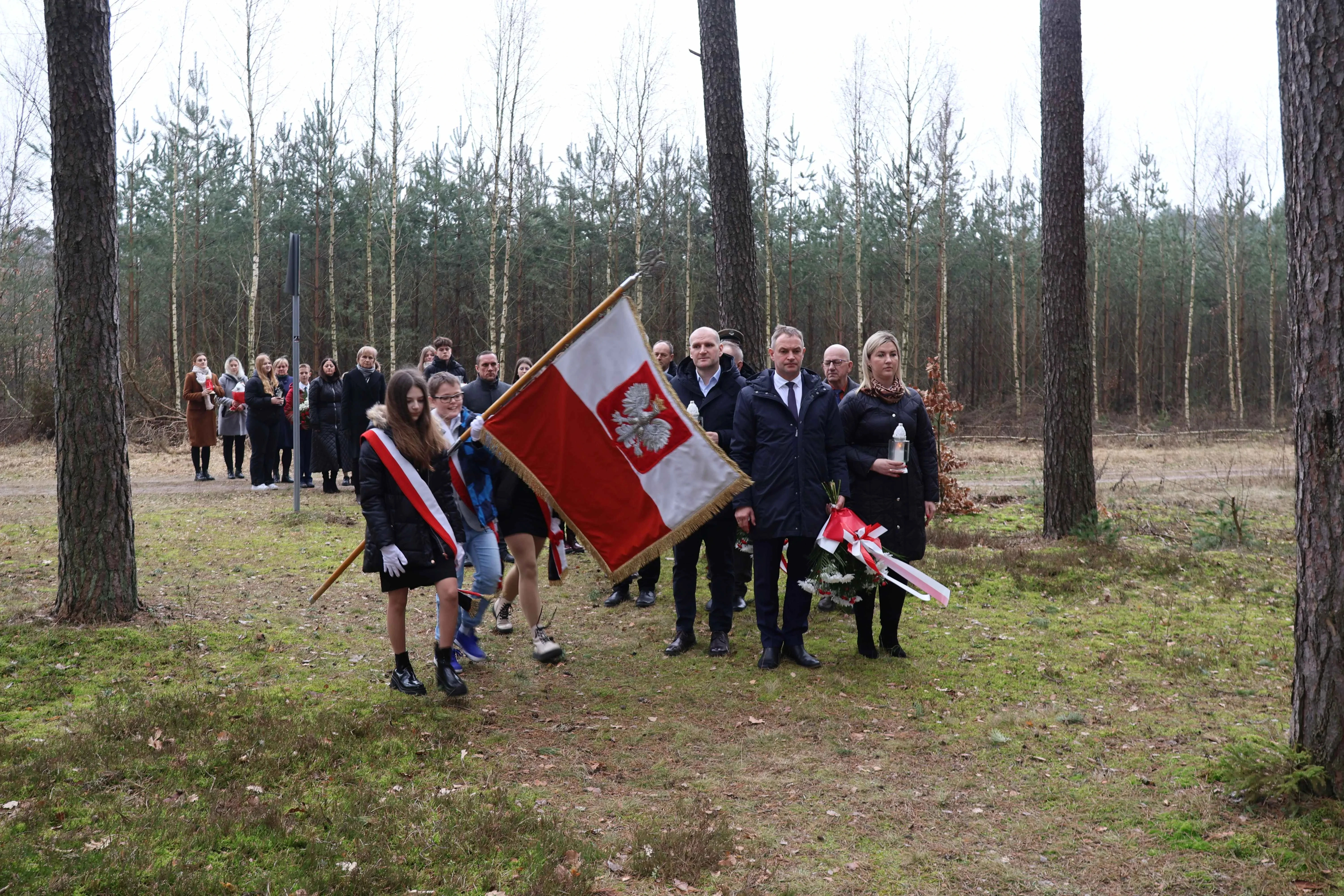 przemarsz grupy ludzi w lesie