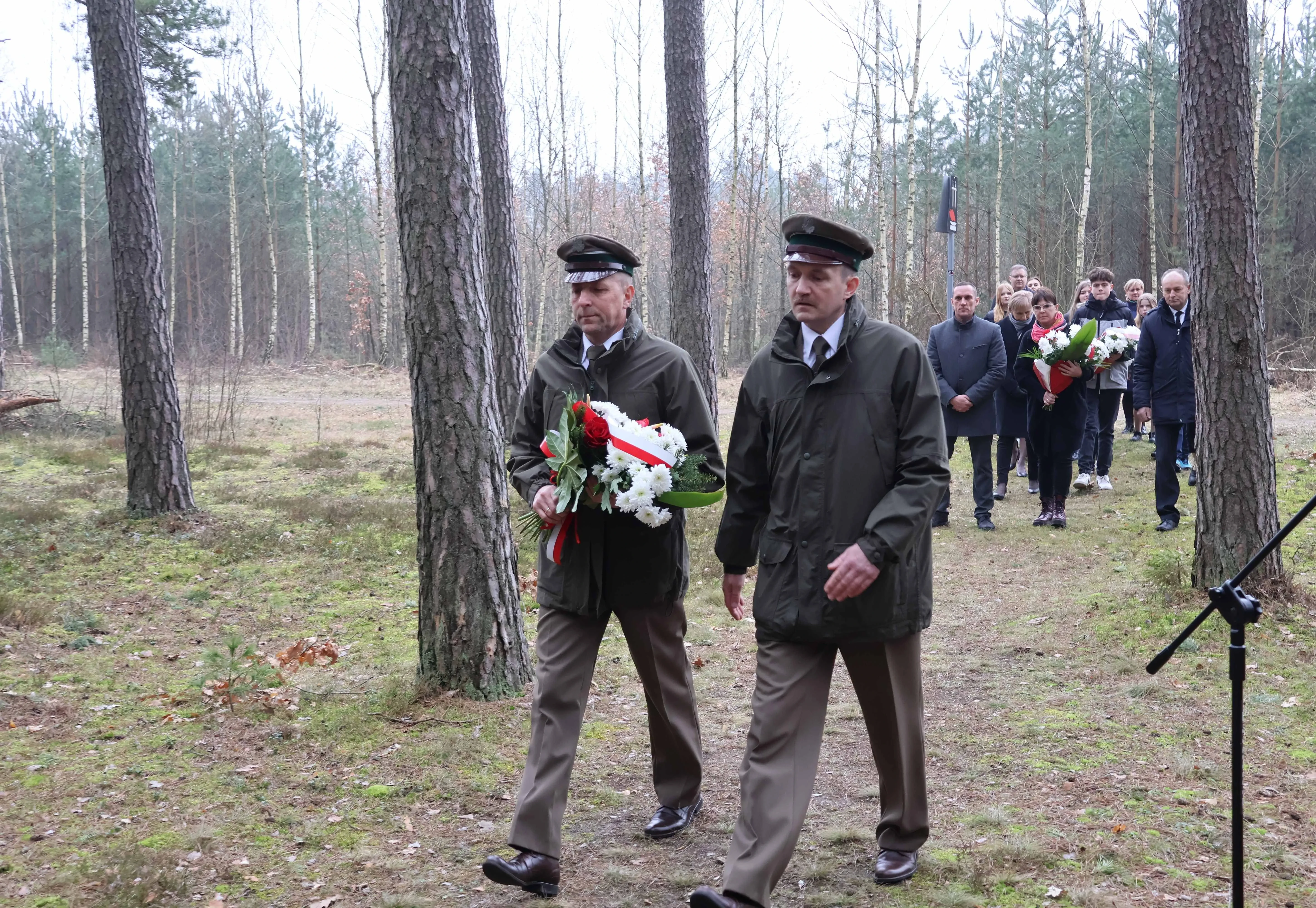 dwóch wojskowych idzie pod pomnik