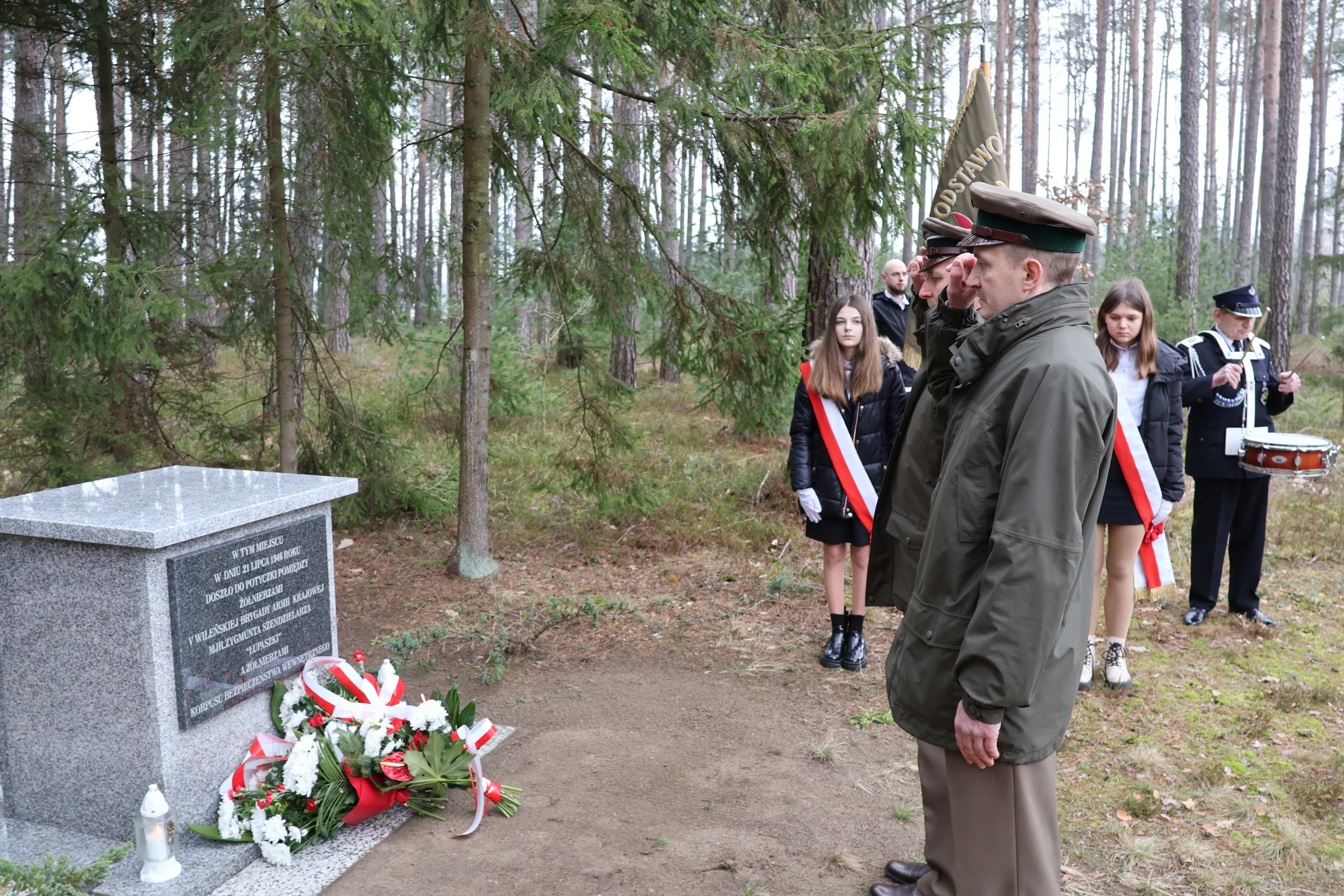 dwóch wojskowych składa hołd pod pomnikiem