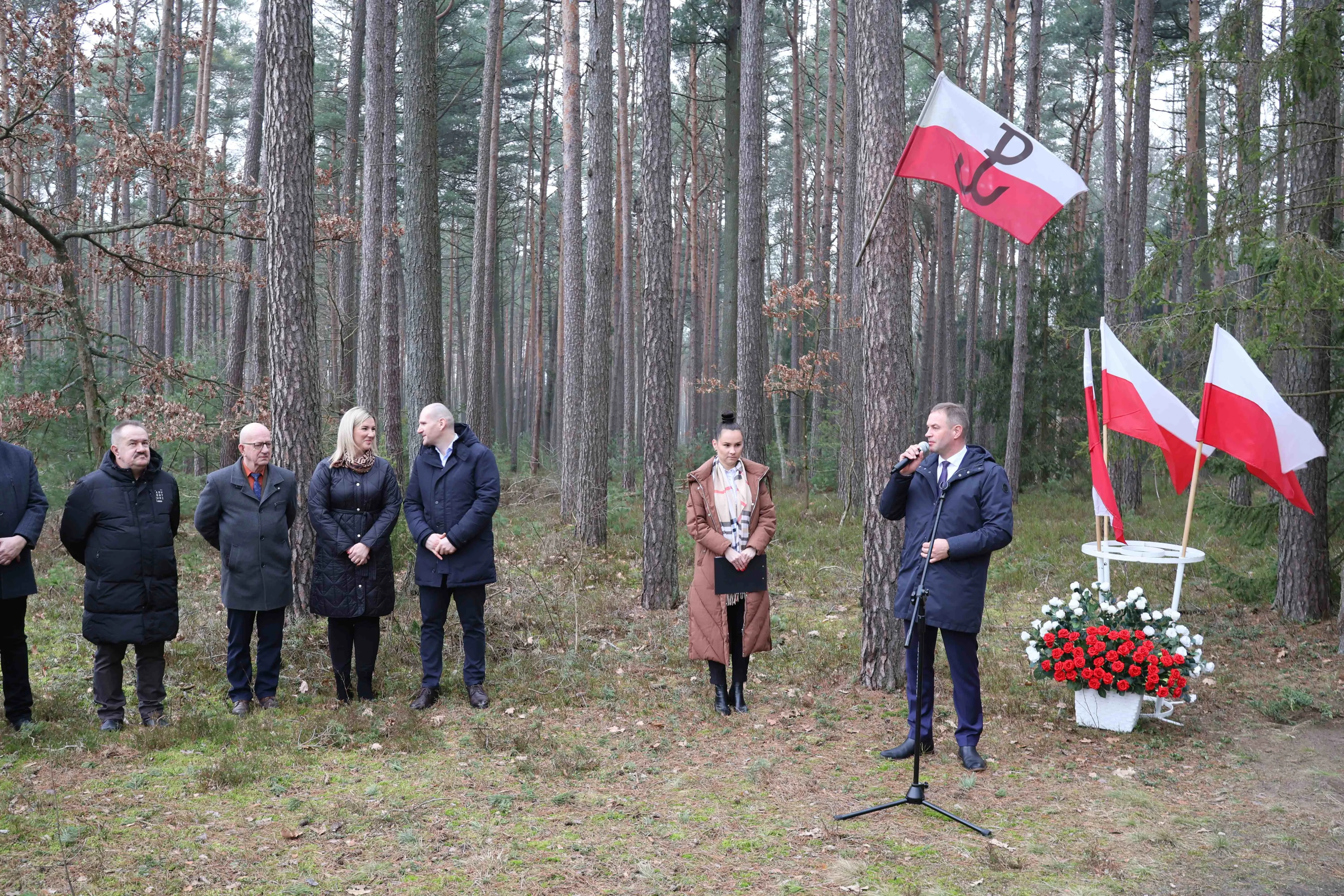 przemówienie wójta do grupy ludzi