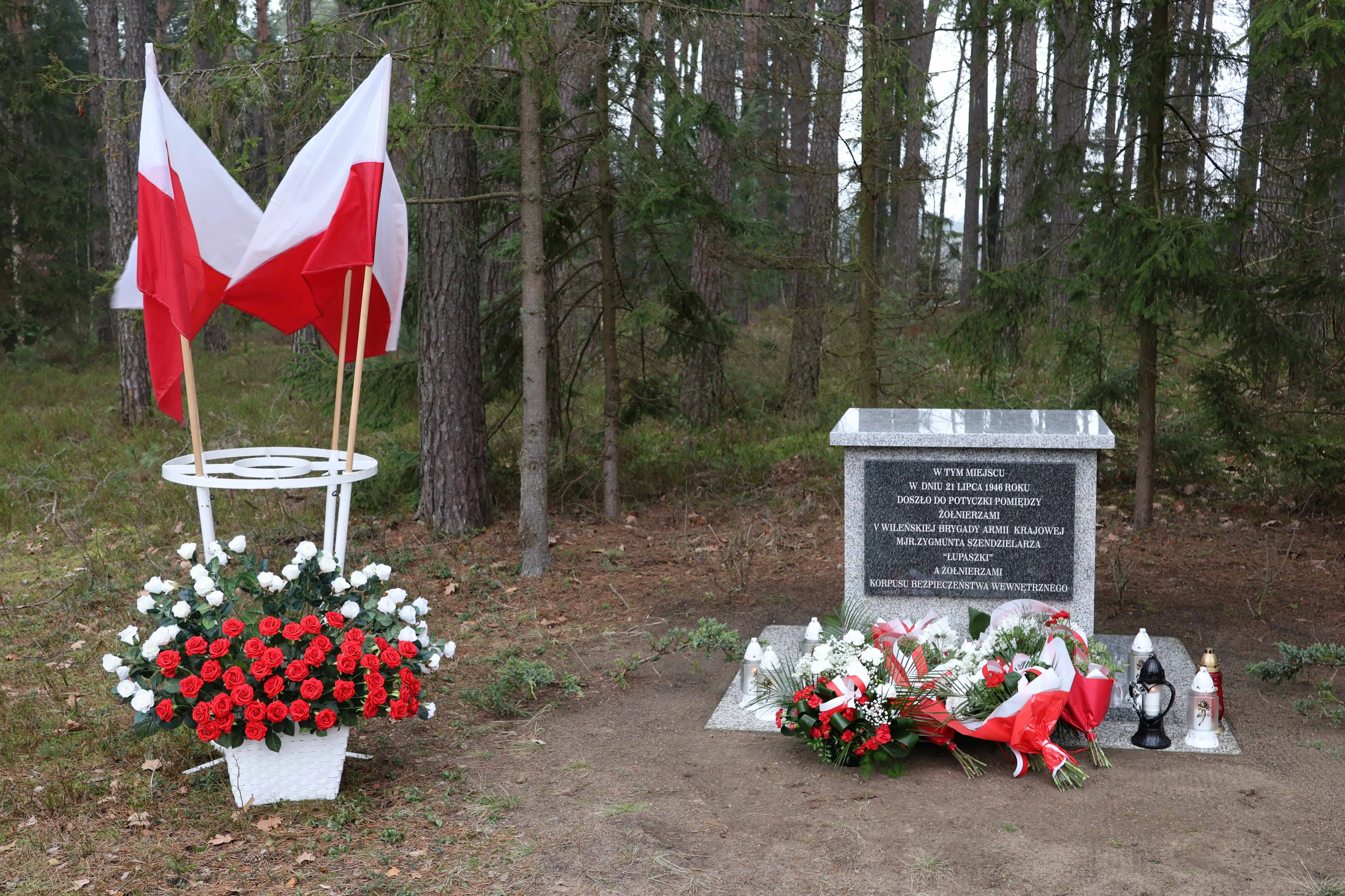 zdjęcie pomników żołnierzy wyklętyh