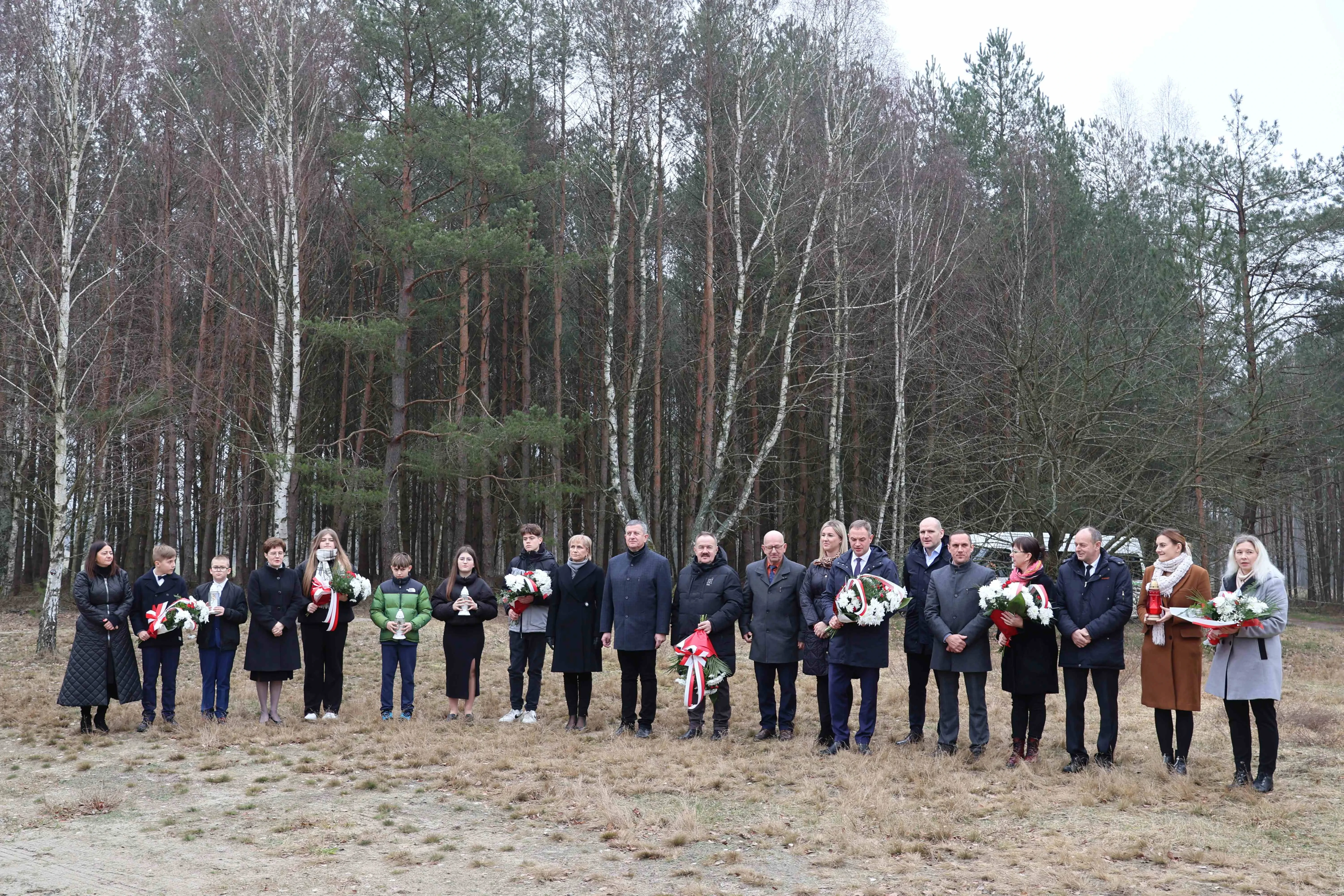 zdjęcie ludzi stojących na polanie