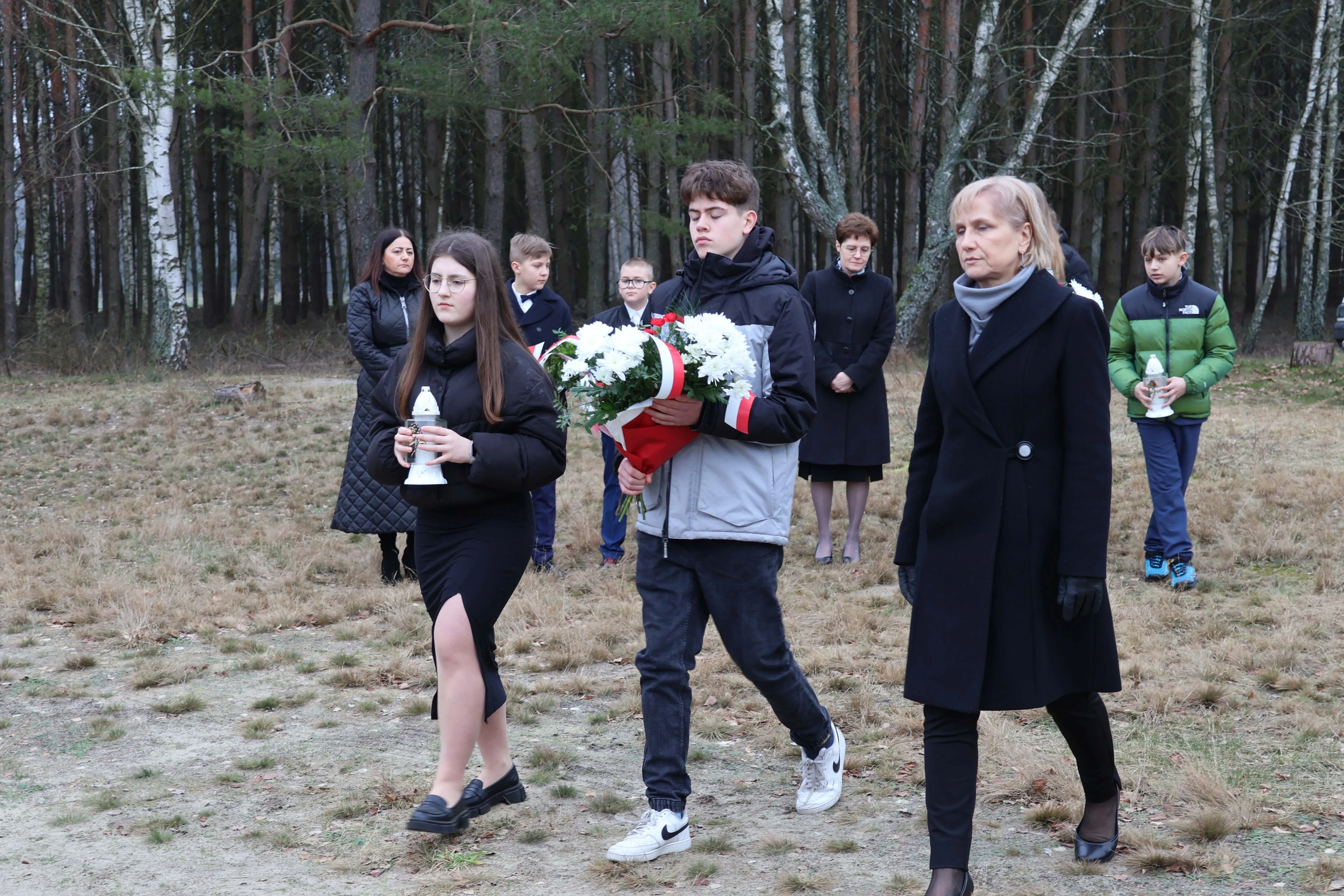 chłopiec trzymający bukiet kwiatów