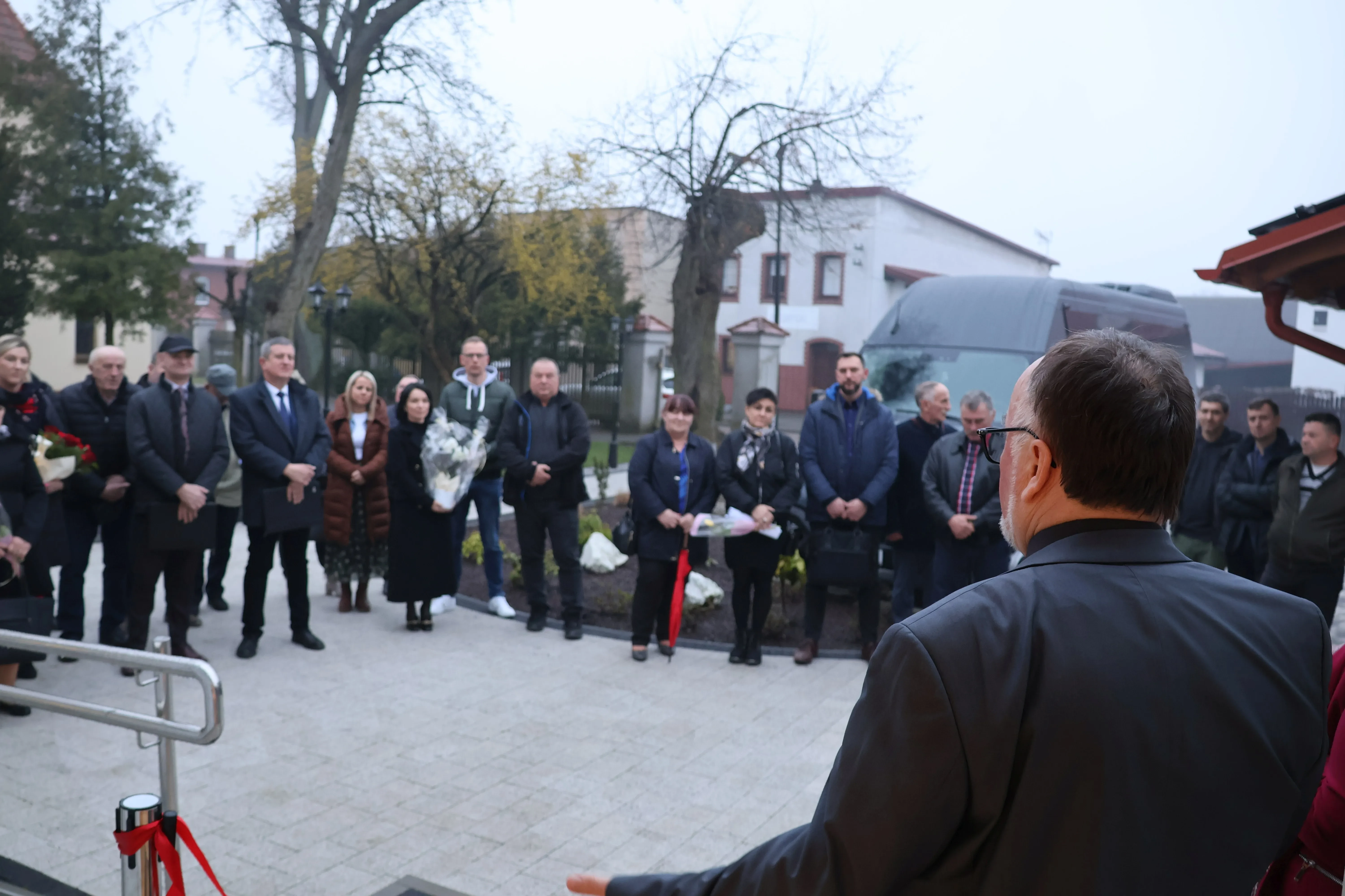grupa ludzi przed przychodnią