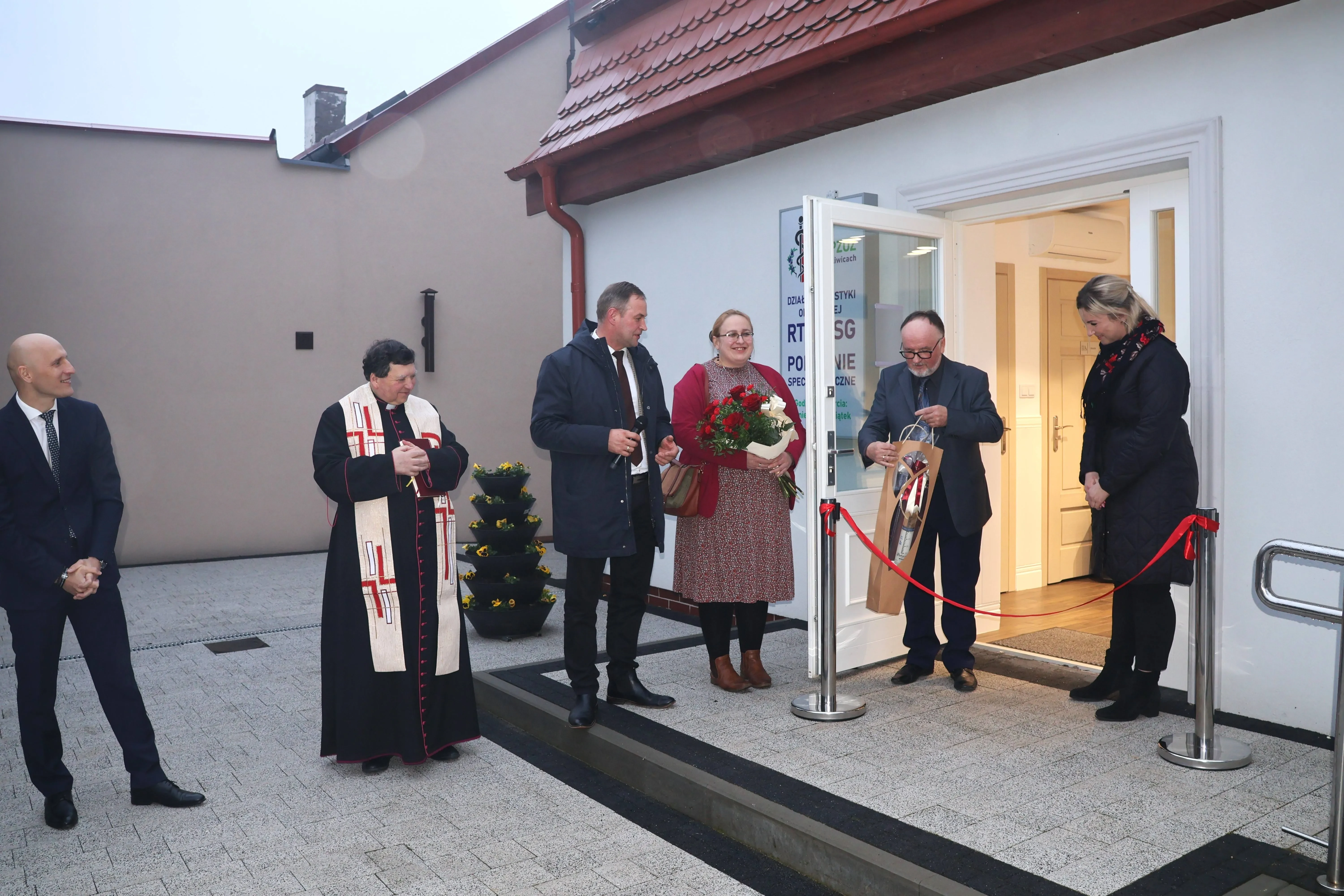 wójt i ksiądz przed przychodnią