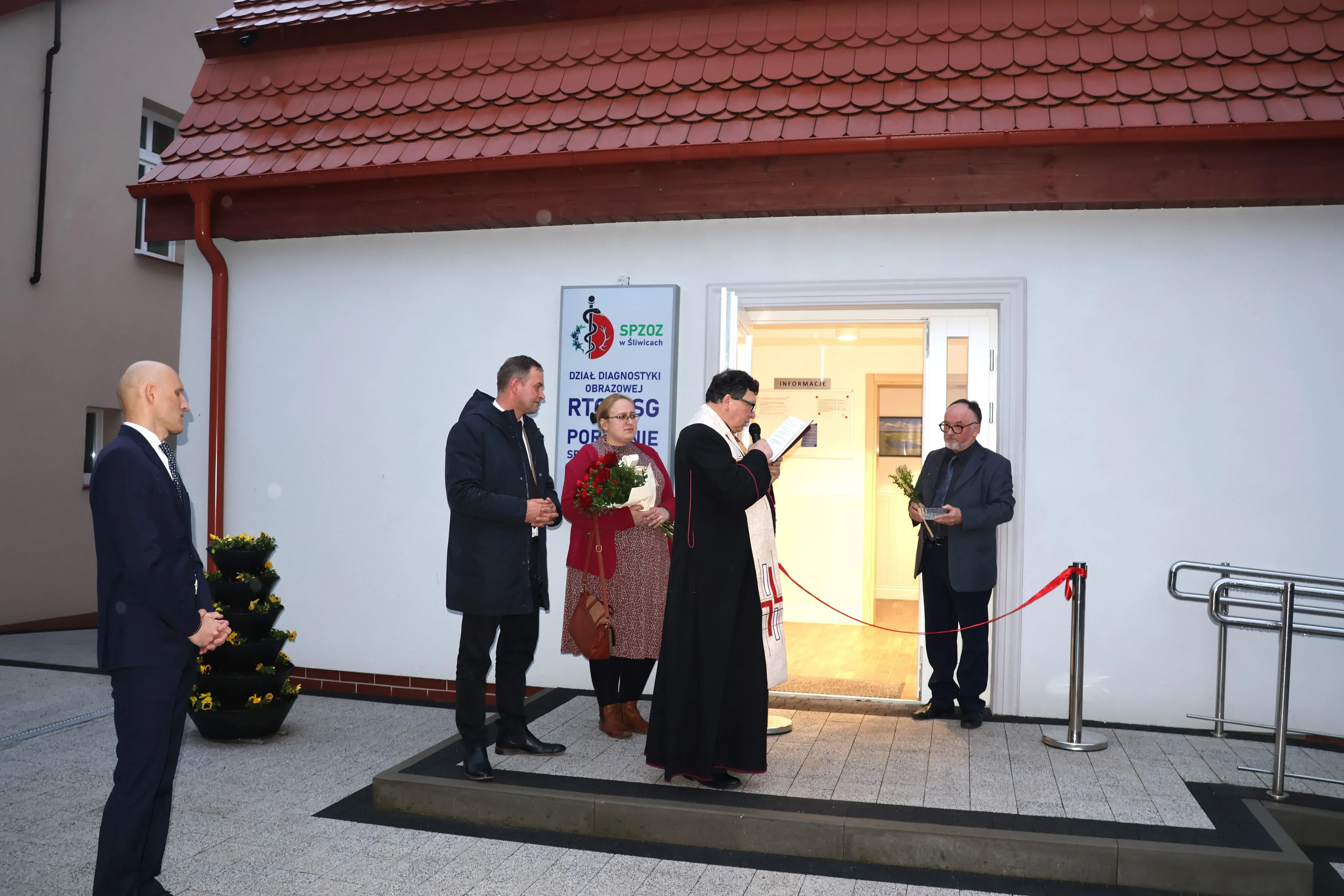 ksiądz przemawia