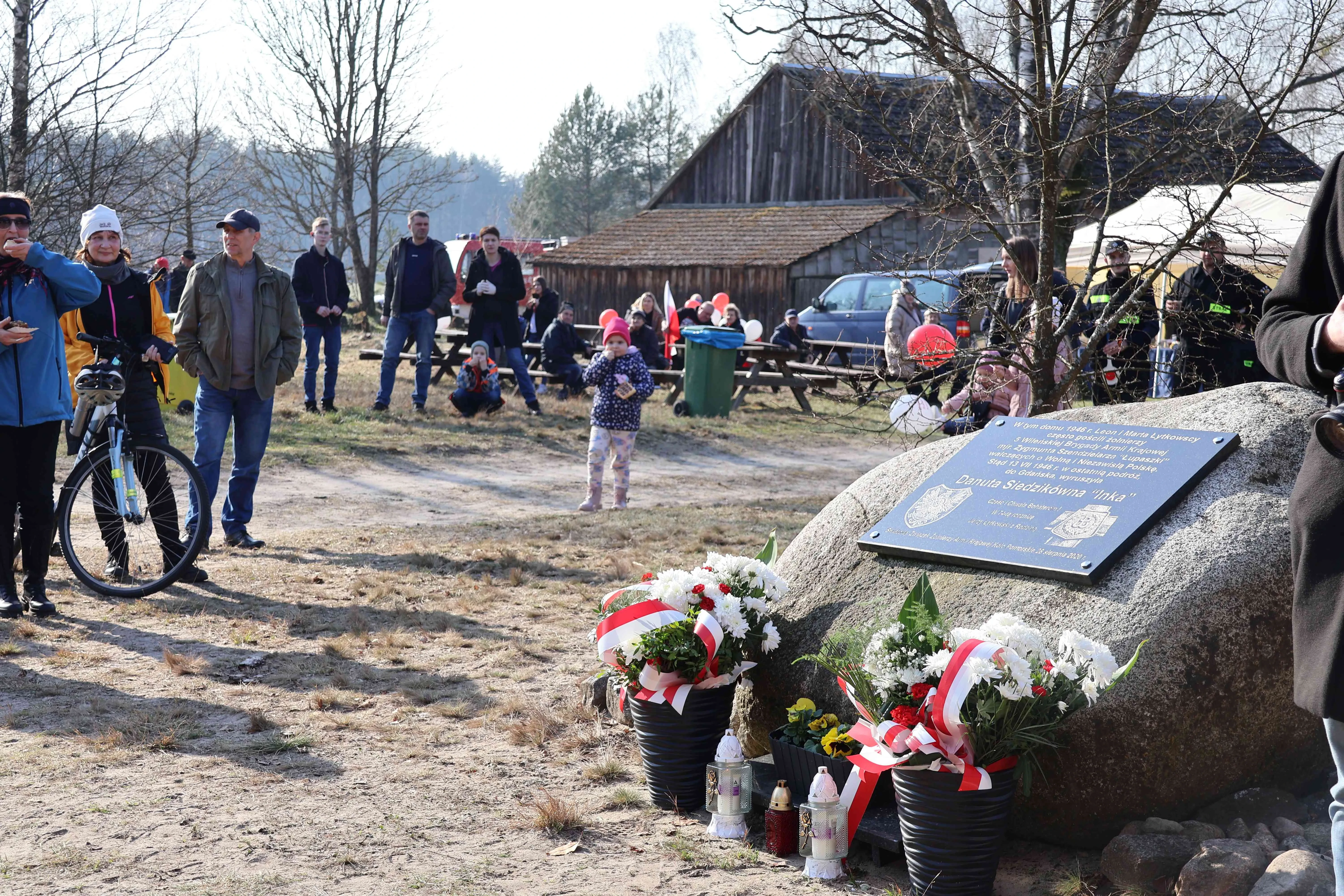 grupa ludzi przy tabliczce wspominającej inke