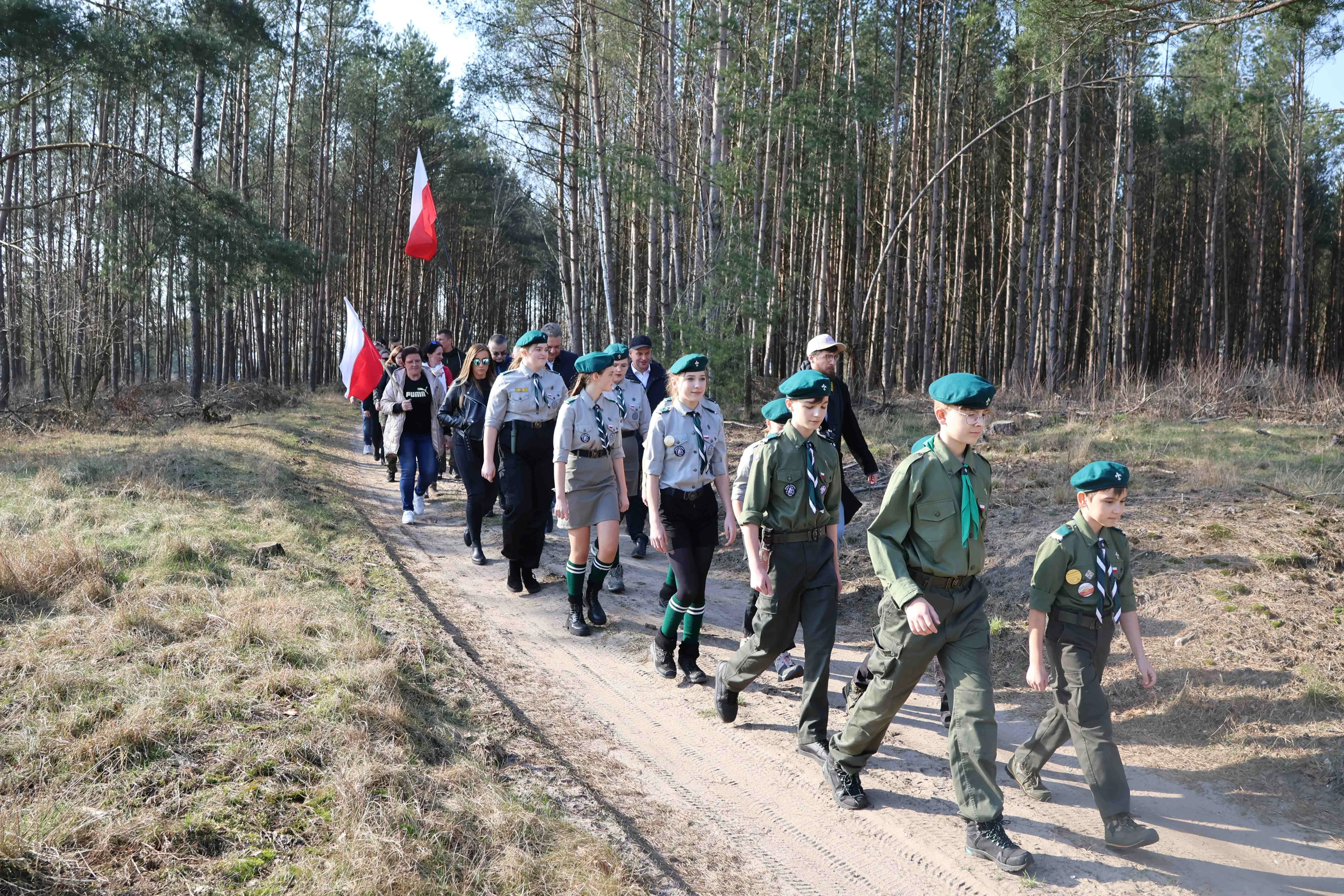 harcerze idą