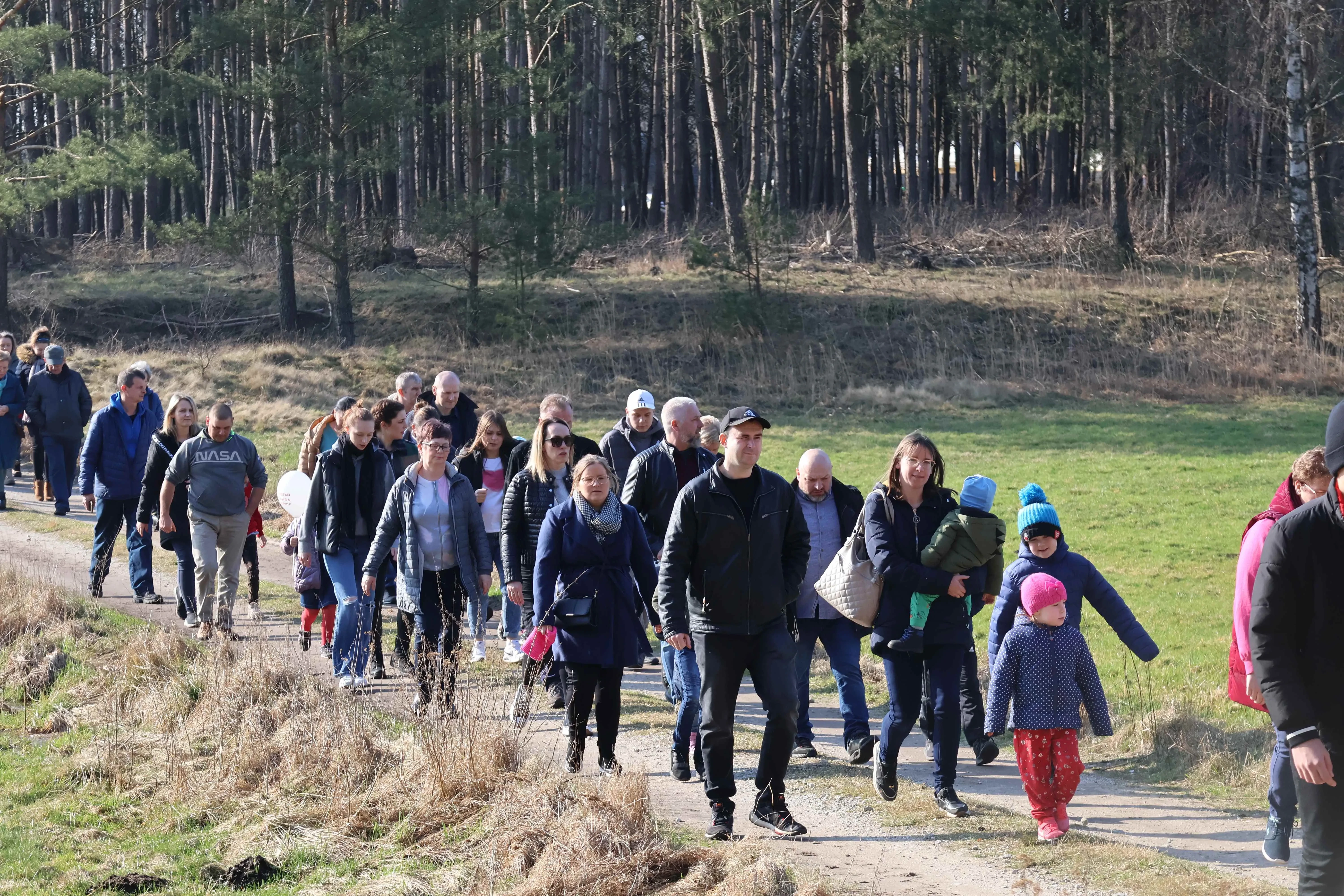 grupa ludzi idzie