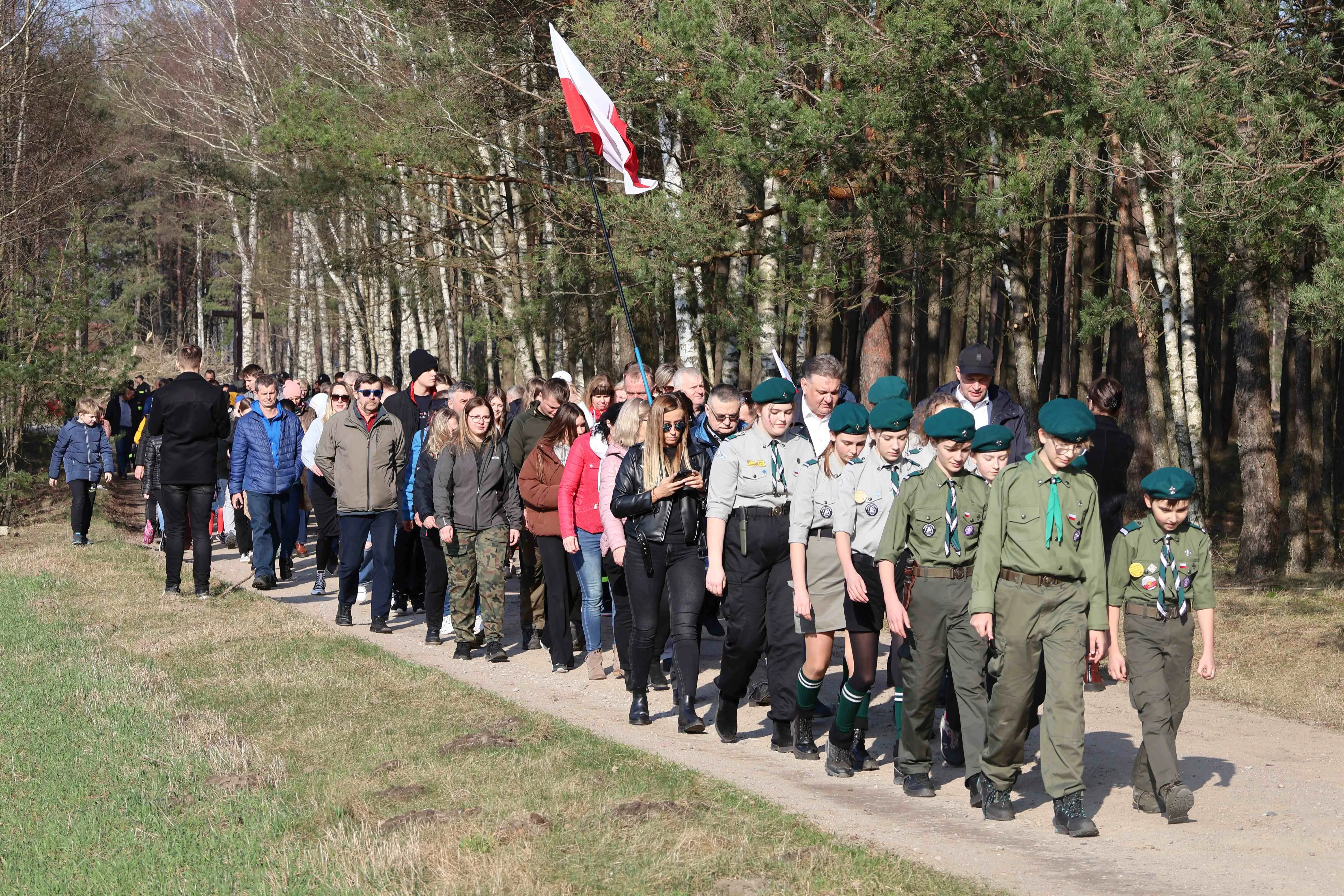 harcerze prowadzą grupę ludzi