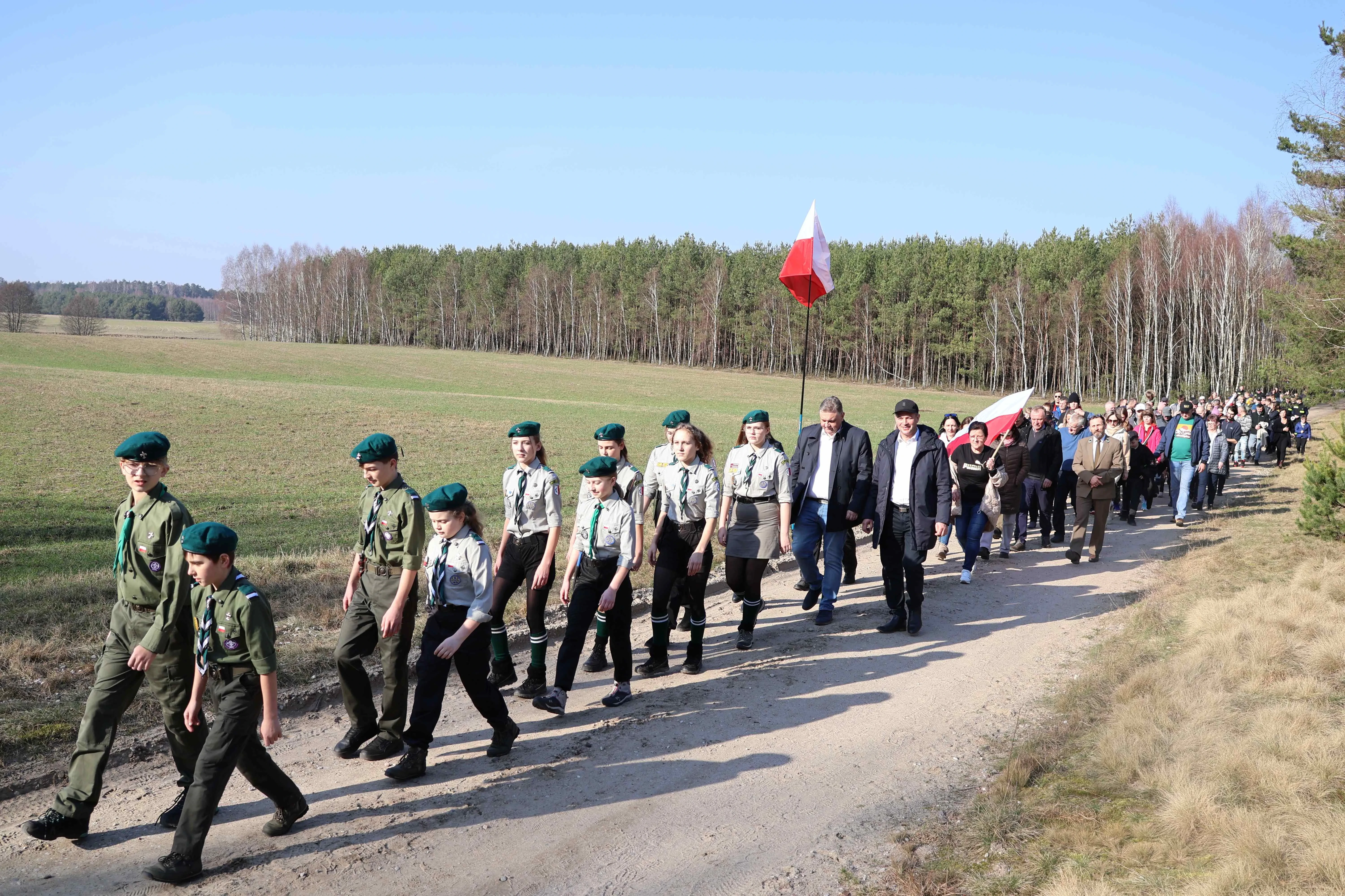 harcerze prowadzą grupę ludzi