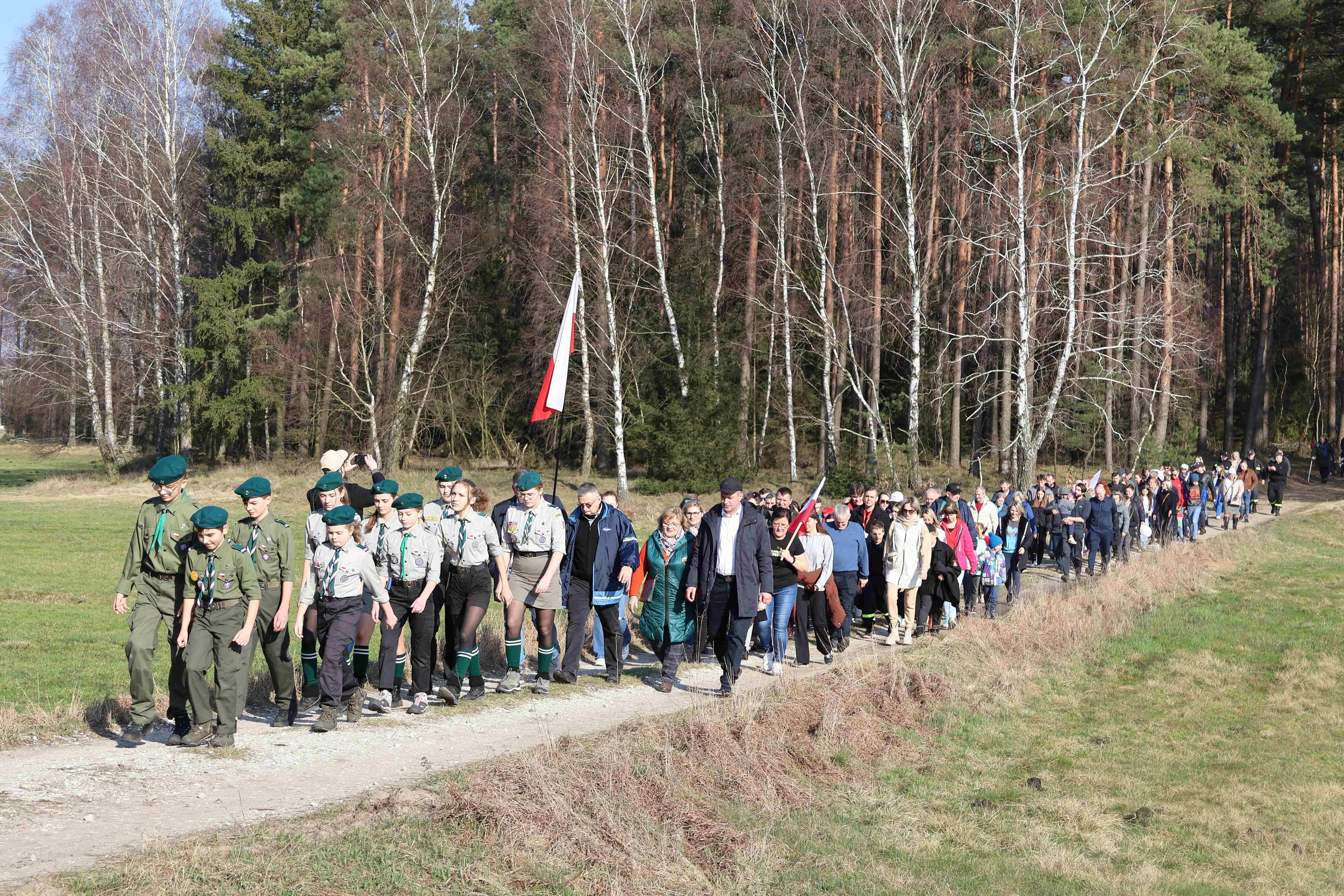 harcerze prowadzą grupę ludzi