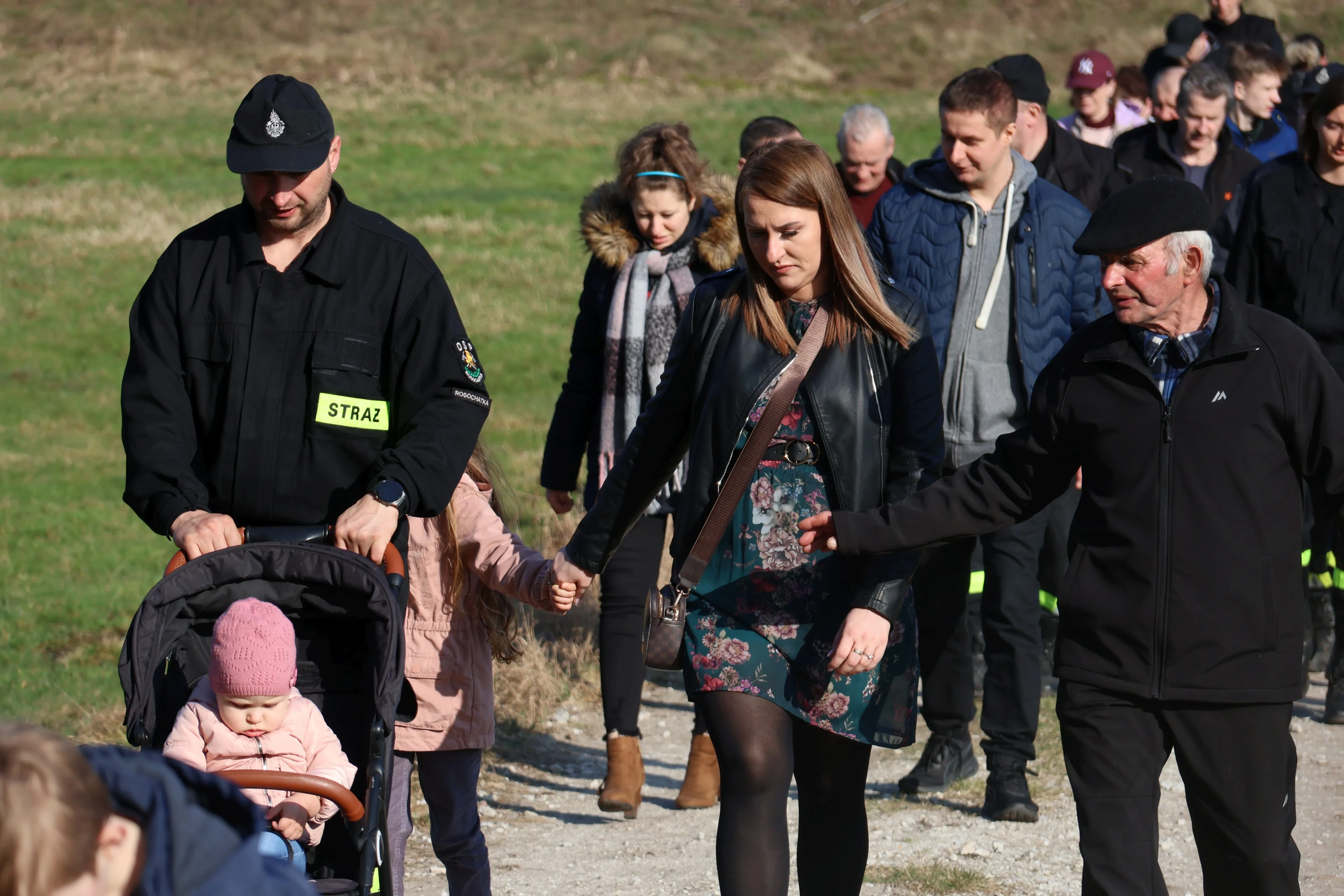 strażak z grupa ludzi