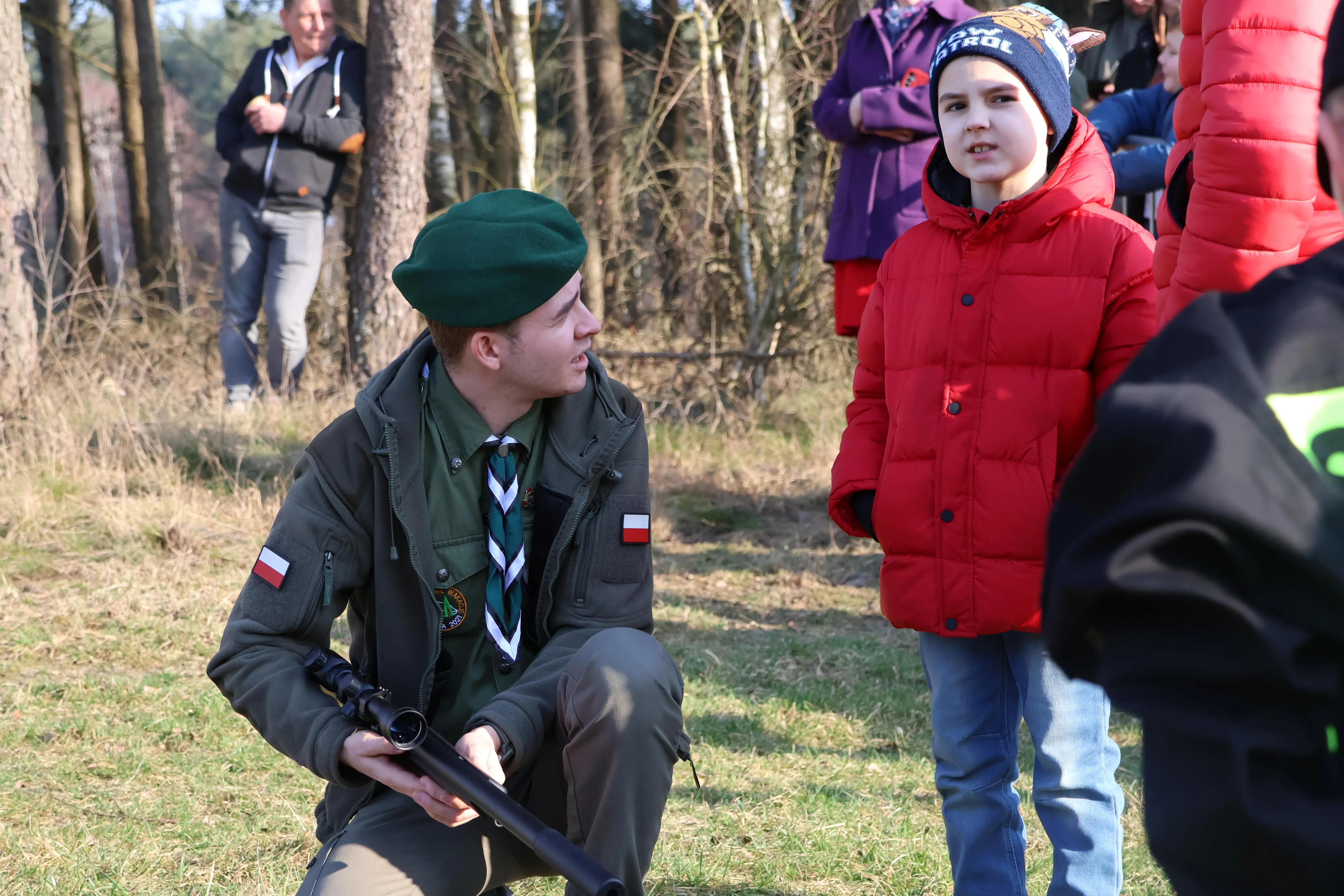 harcerz pokazuje broń