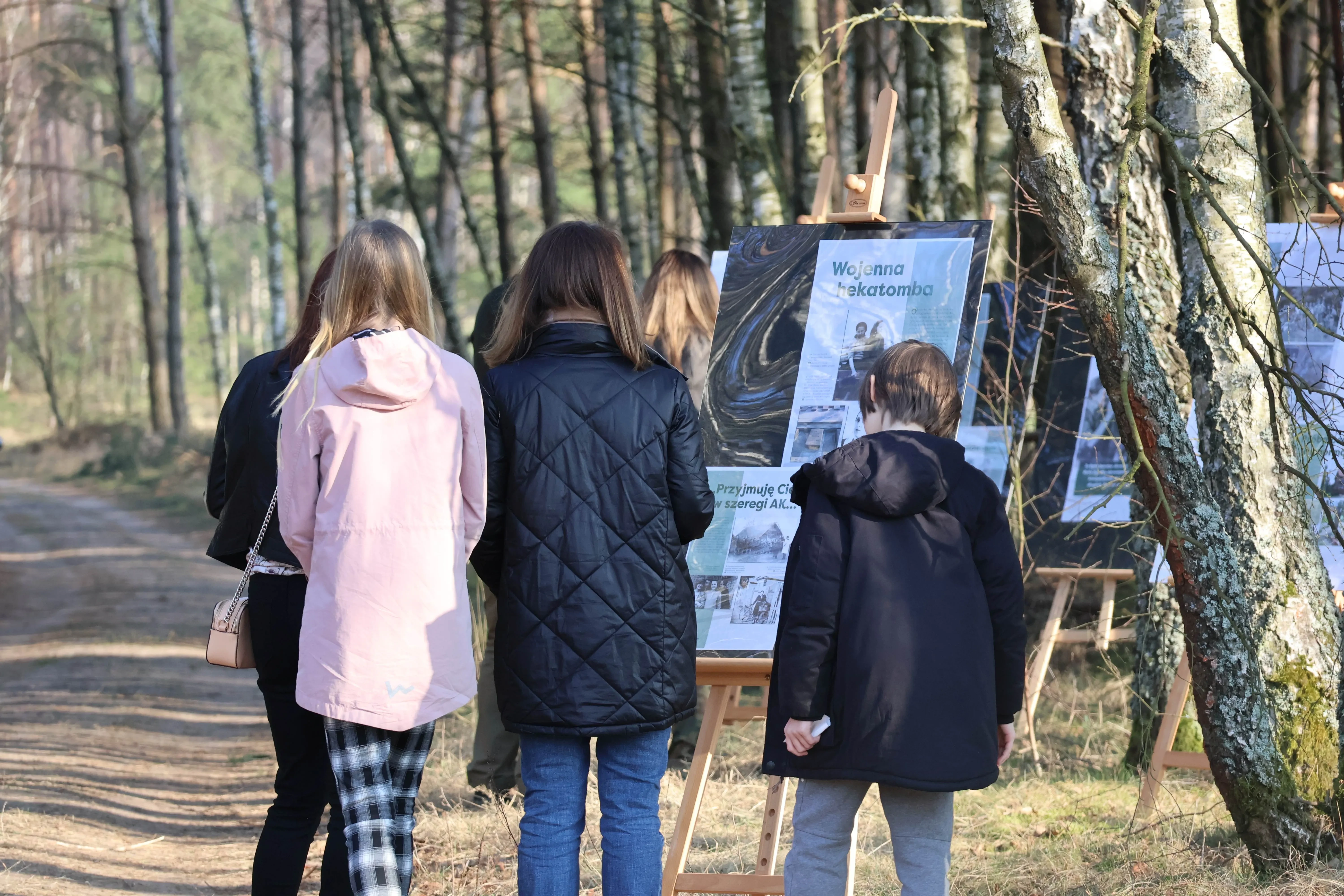 grupa ludzi czyta