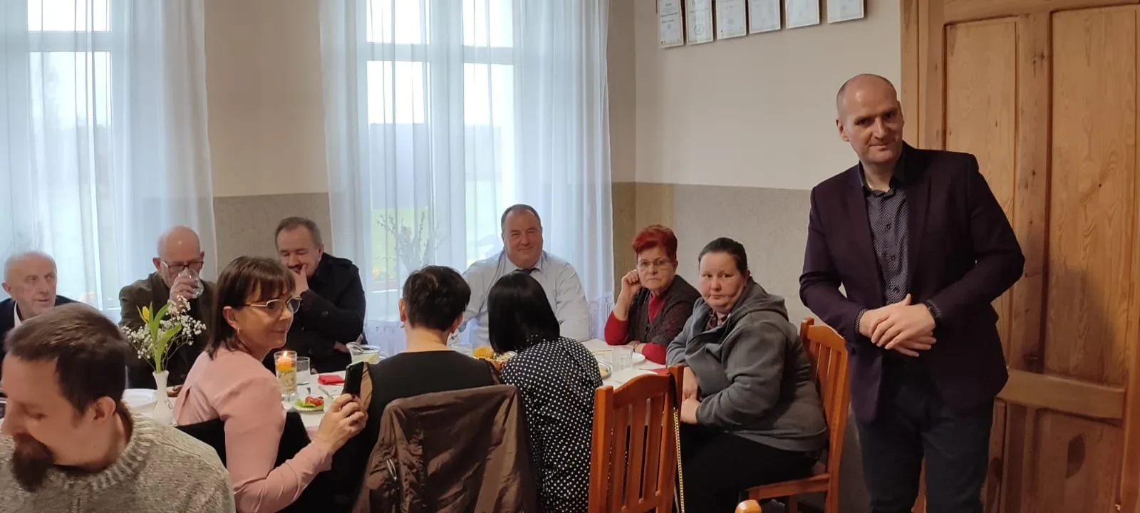 ludzie siedzą przy stole