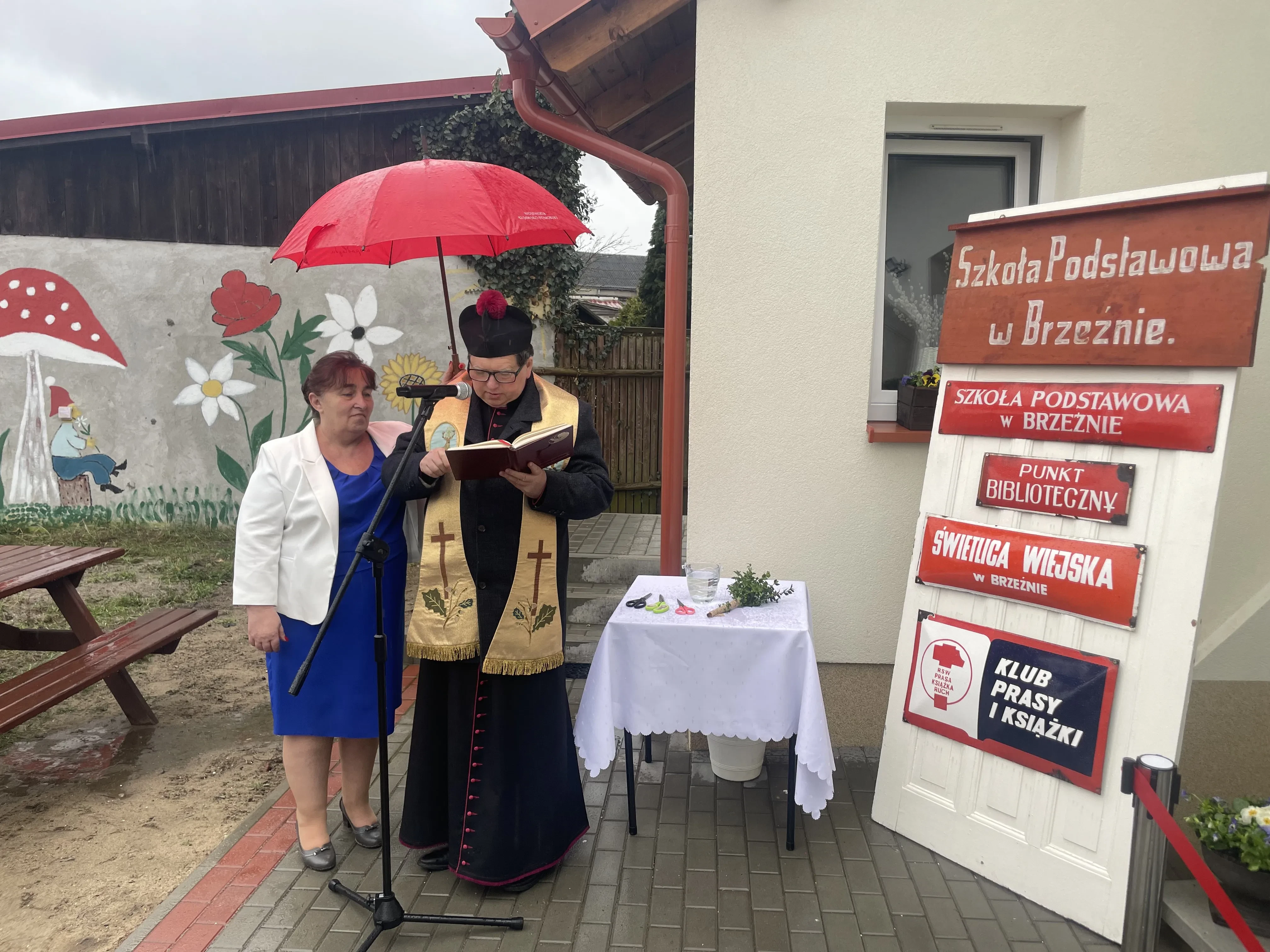 sołtysowa z księdzem