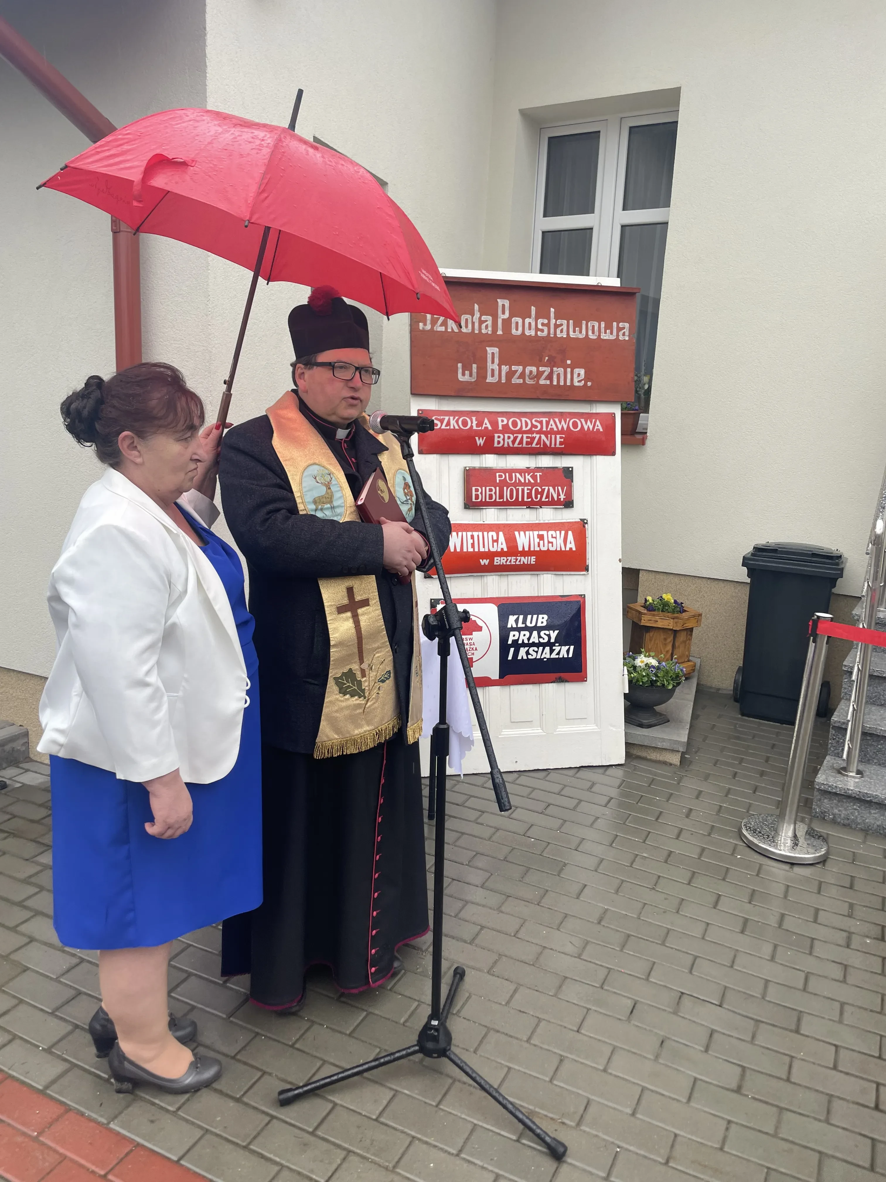 sołtysowa z księdzem