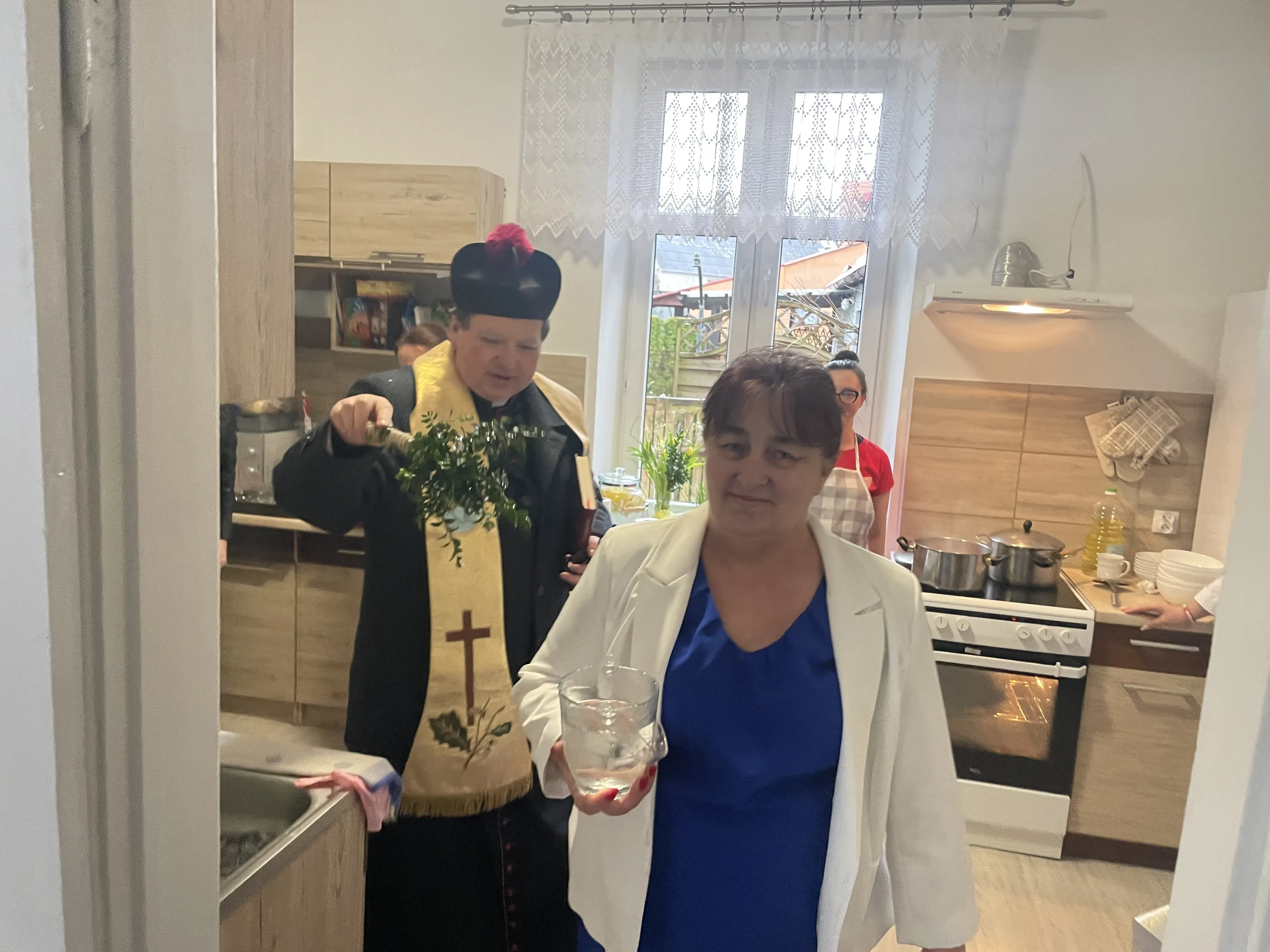 ksiądz i sołtysowa w świetlicy