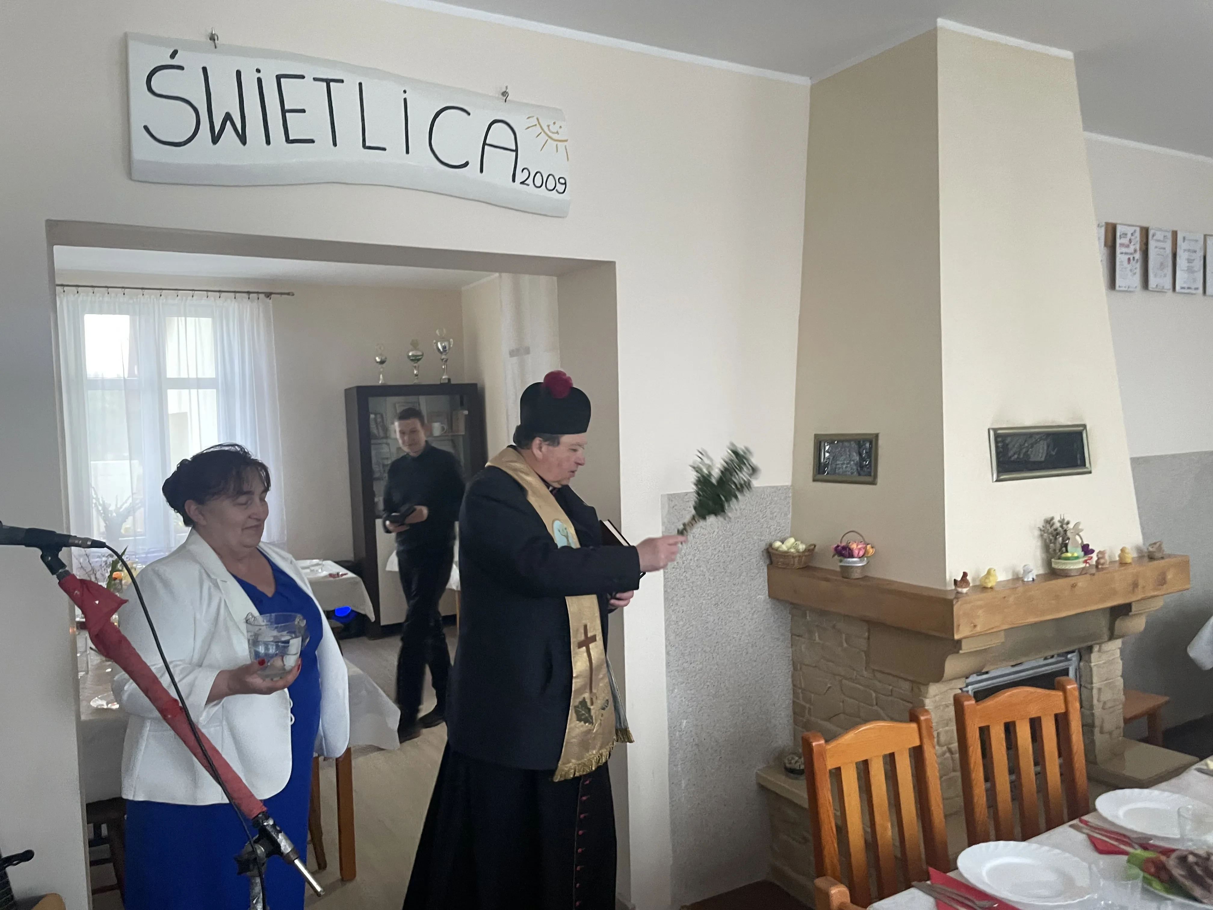 ksiądz i sołtysowa w świetlicy