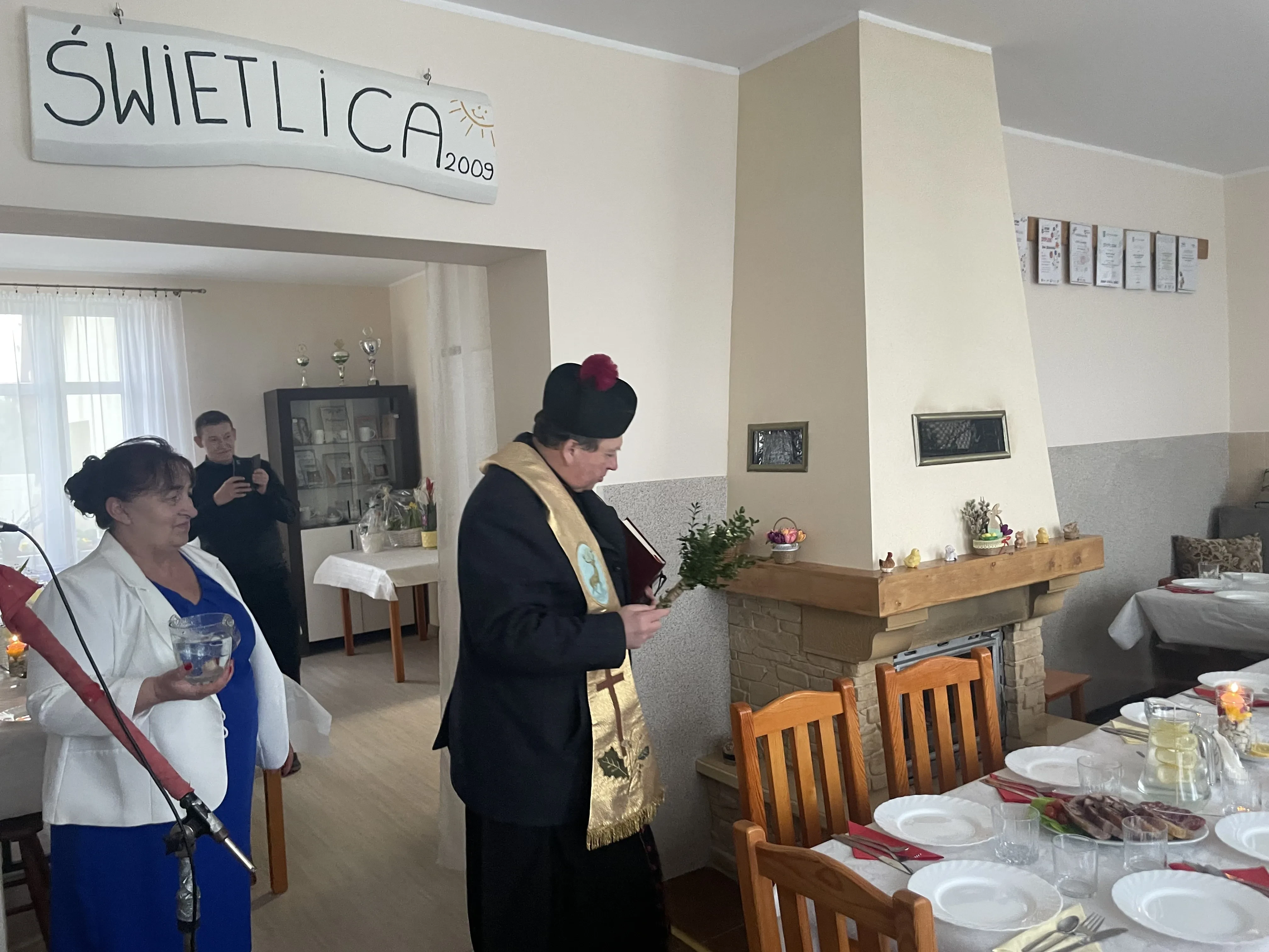 ksiądz i sołtysowa w świetlicy